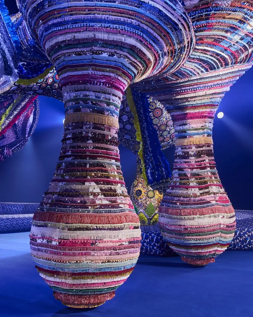 Joana Vasconcelos cria instalação monumental para desfile da Dior