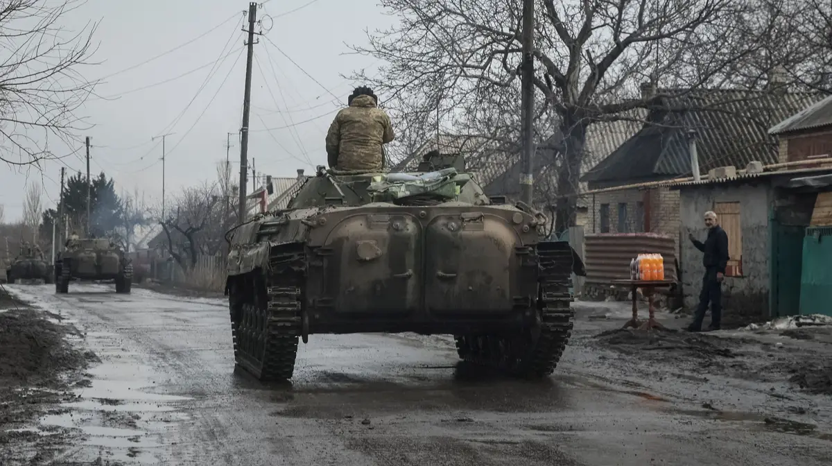 Um militar ucraniano circula num tanque perto da linha da frente em Bakhmut.