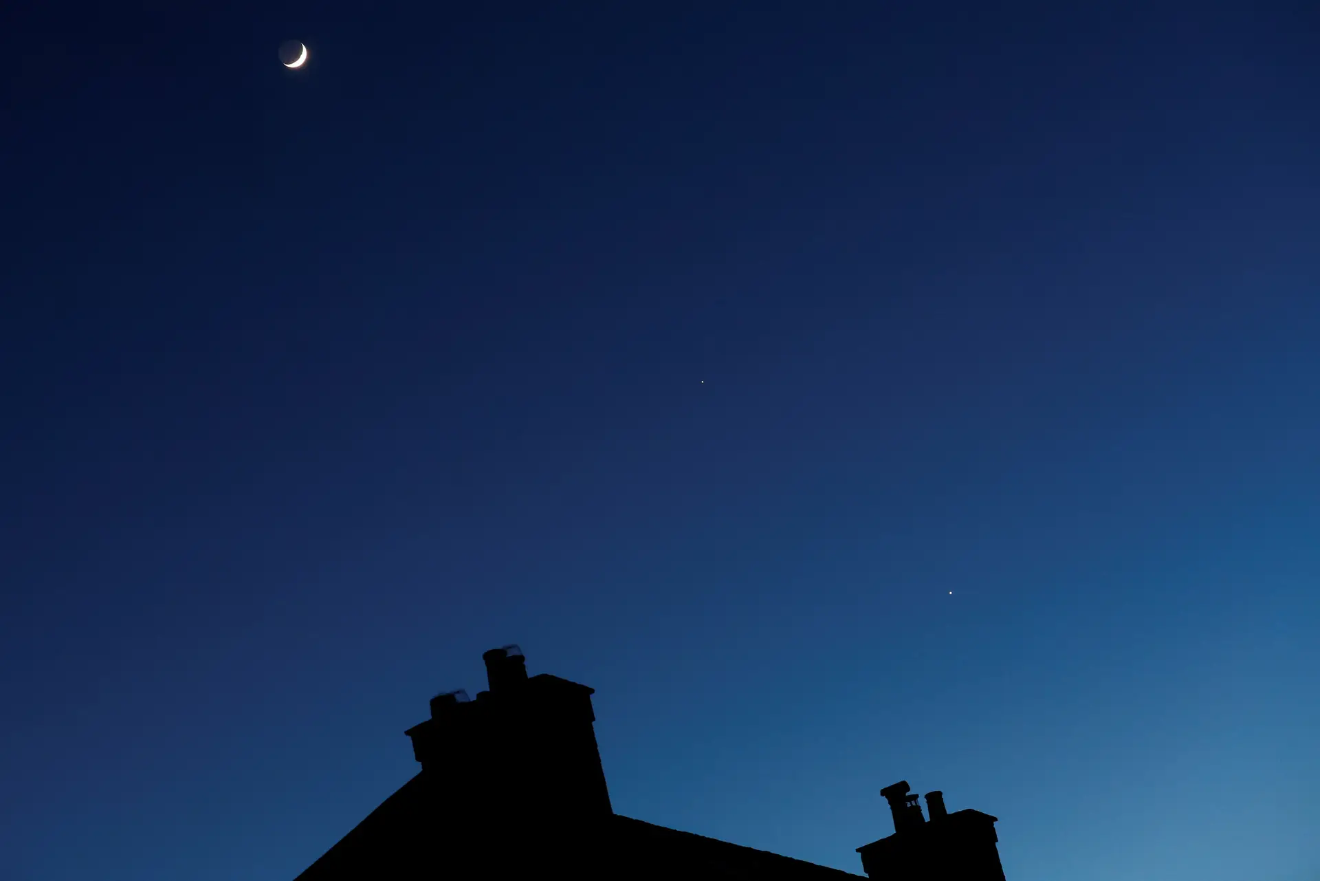 Uma conjunção de uma lua crescente com os planetas Júpiter e Vénus nos céus do Reino Unido.