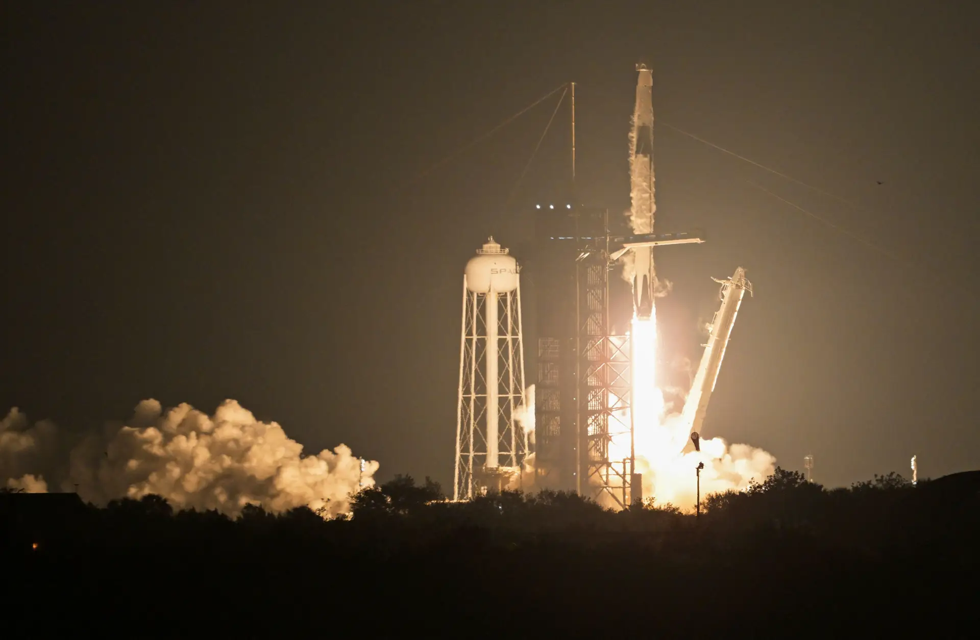 Dois norte-americanos e um cosmonauta russo juntos a caminho da Estação Espacial