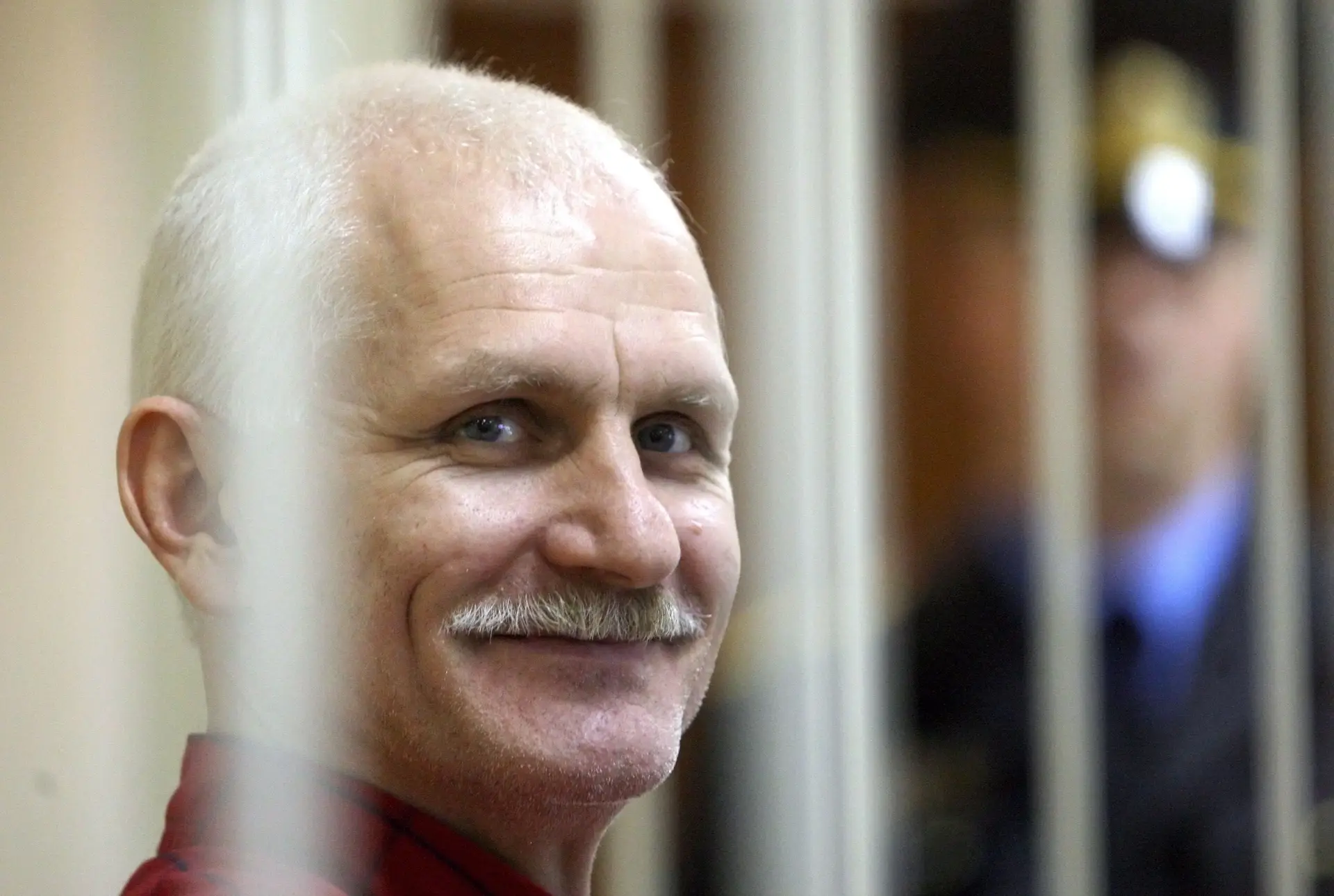 O ativista bielorruso Ales Bialiatski numa cela numa audiência de julgamento em Minsk a 24 de novembro de 2011.