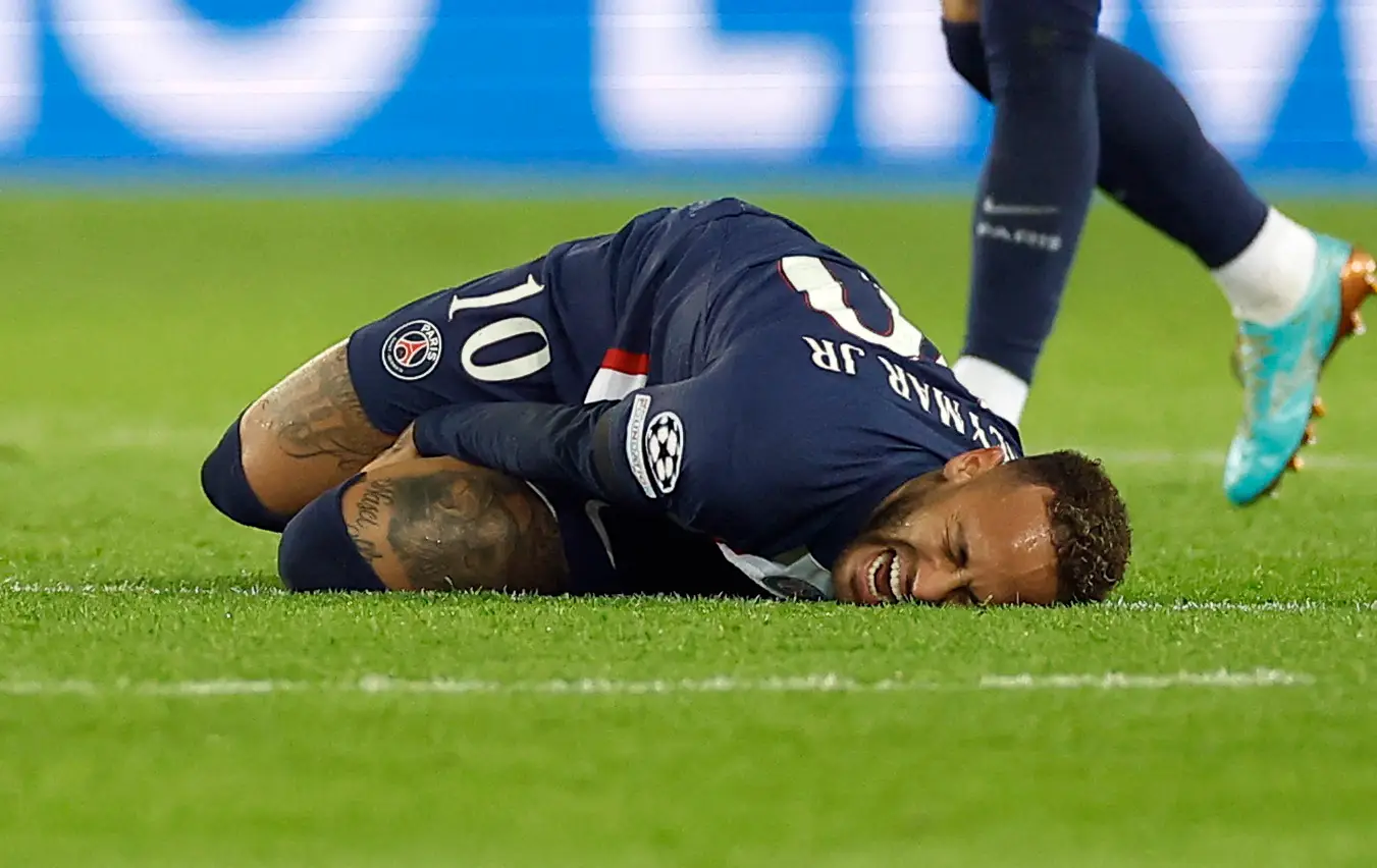 Neymar vai ser operado ao tornozelo e para "três a quatro meses"
