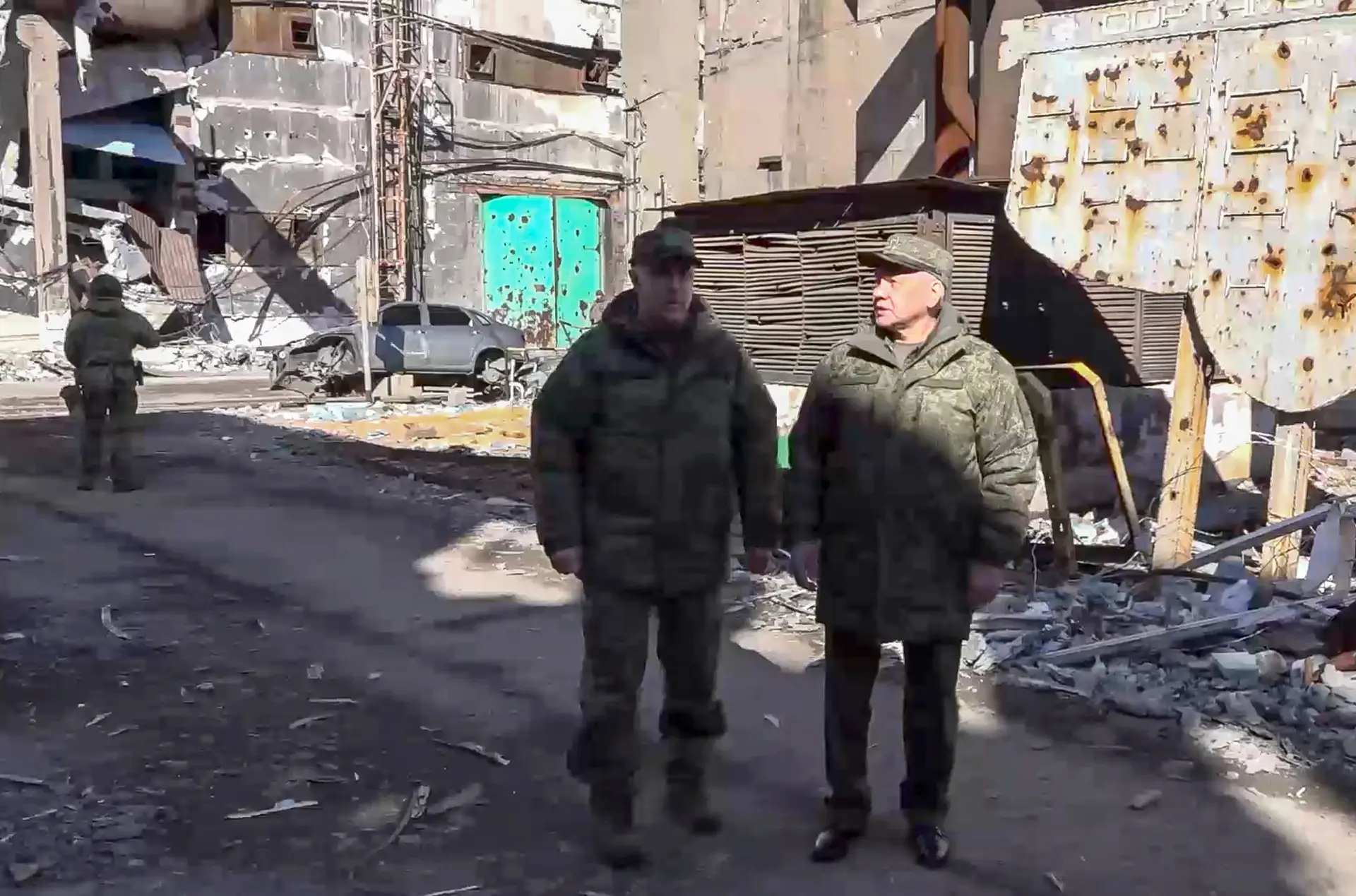 O ministro da Defesa da Rússia, Sergei Shoigu, visita um "posto de comando" na frente de batalha no leste da Ucrânia