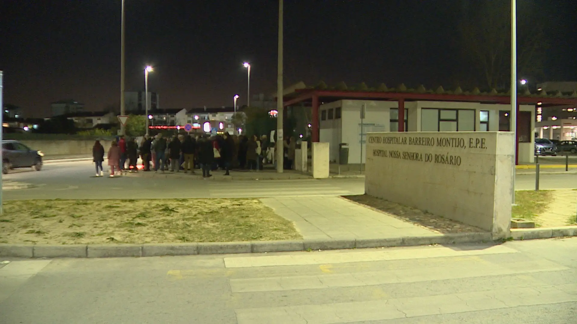 Cerca de uma centena de utentes em vigília junto ao hospital do Barreiro