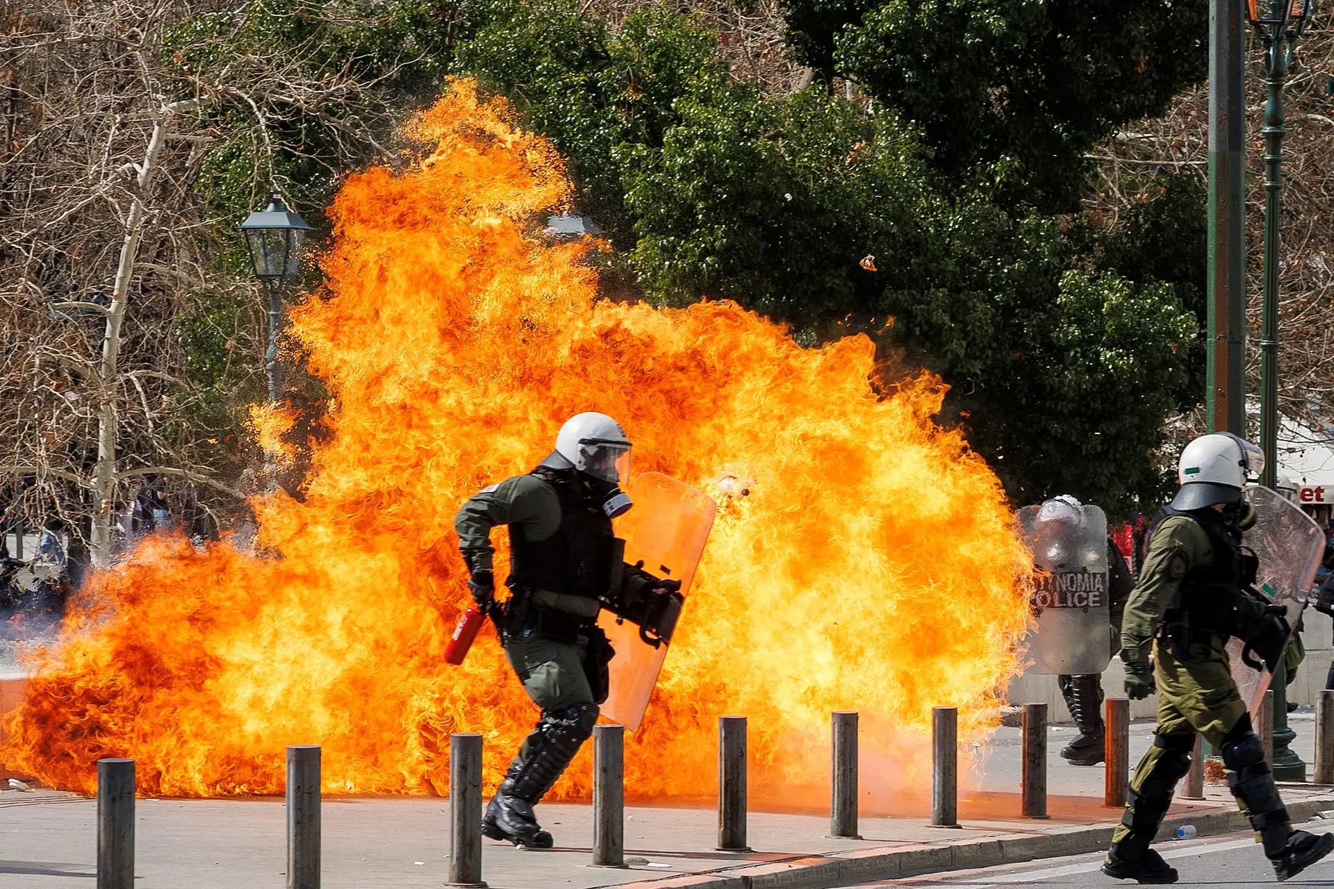 Confrontos em frente ao Parlamento de Atenas, na Grécia
