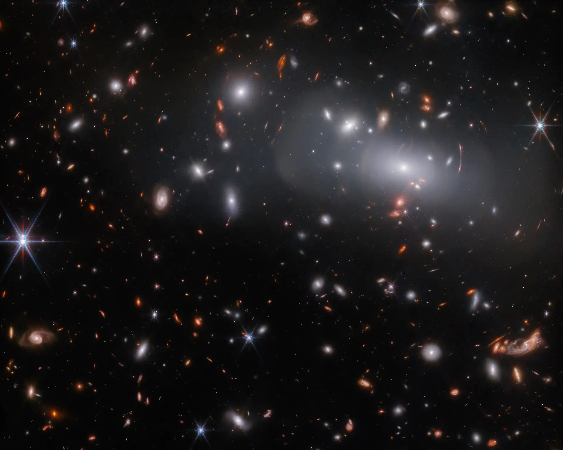 A mesma galáxia em três imagens captadas pelo telescópio James Webb. O aglomerado de galáxias RX J2129, localizado a cerca de 3,2 mil milhões de anos-luz da Terra, na constelação de Aquário.