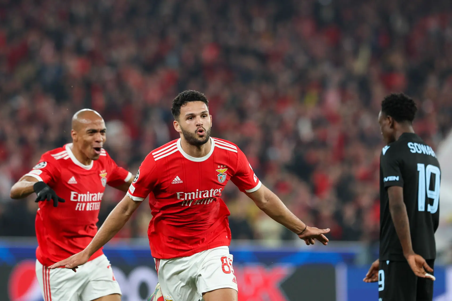 O resumo da eliminação do Benfica na Champions, num jogo com seis