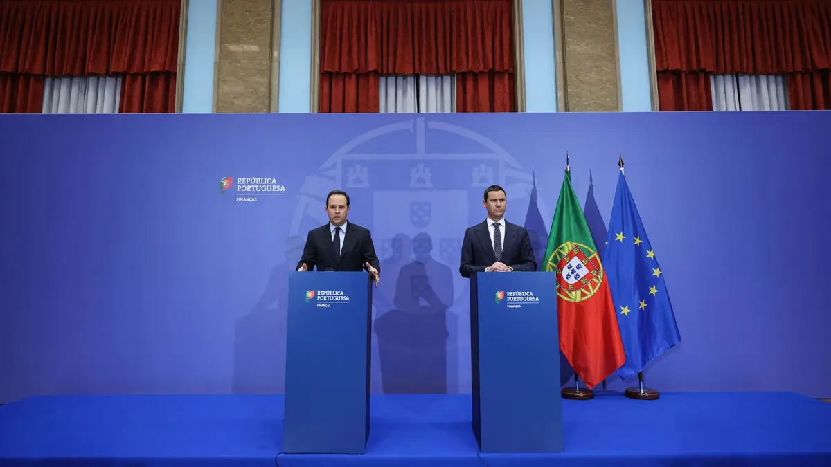 Conferência de imprensa dos ministros das Finanças, Fernando Medina (E), e das Infraestruturas, João Galamba, a propósito da entrega do relatório da Inspeção-Geral de Finanças sobre a saída de Alexandra Reis da TAP, no Salão Nobre do Ministério das Finanças em Lisboa
