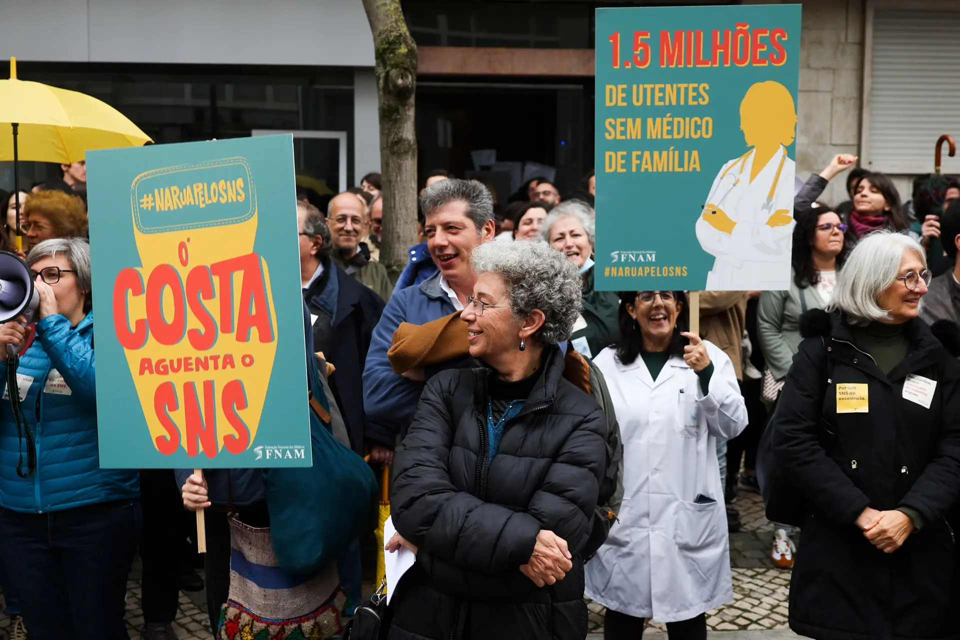 Médicos protestam em frente ao Ministério da Saúde