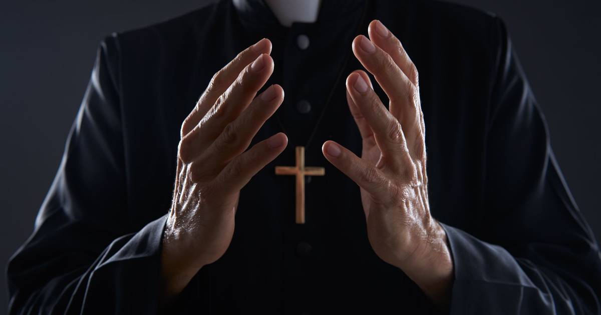 Padre jesuíta acusado de perseguir funcionários de colégio :: 