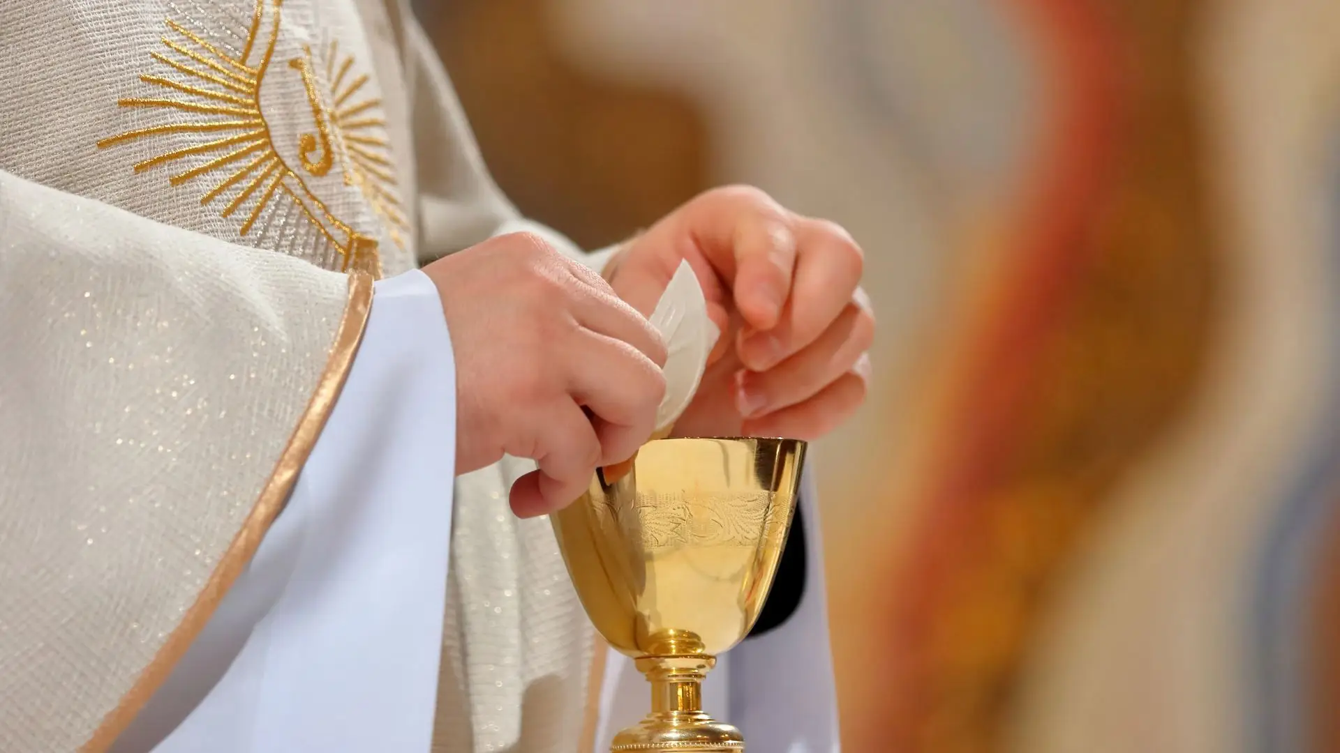 Vaticano diz que transexuais podem ser batizados "como os demais fiéis"