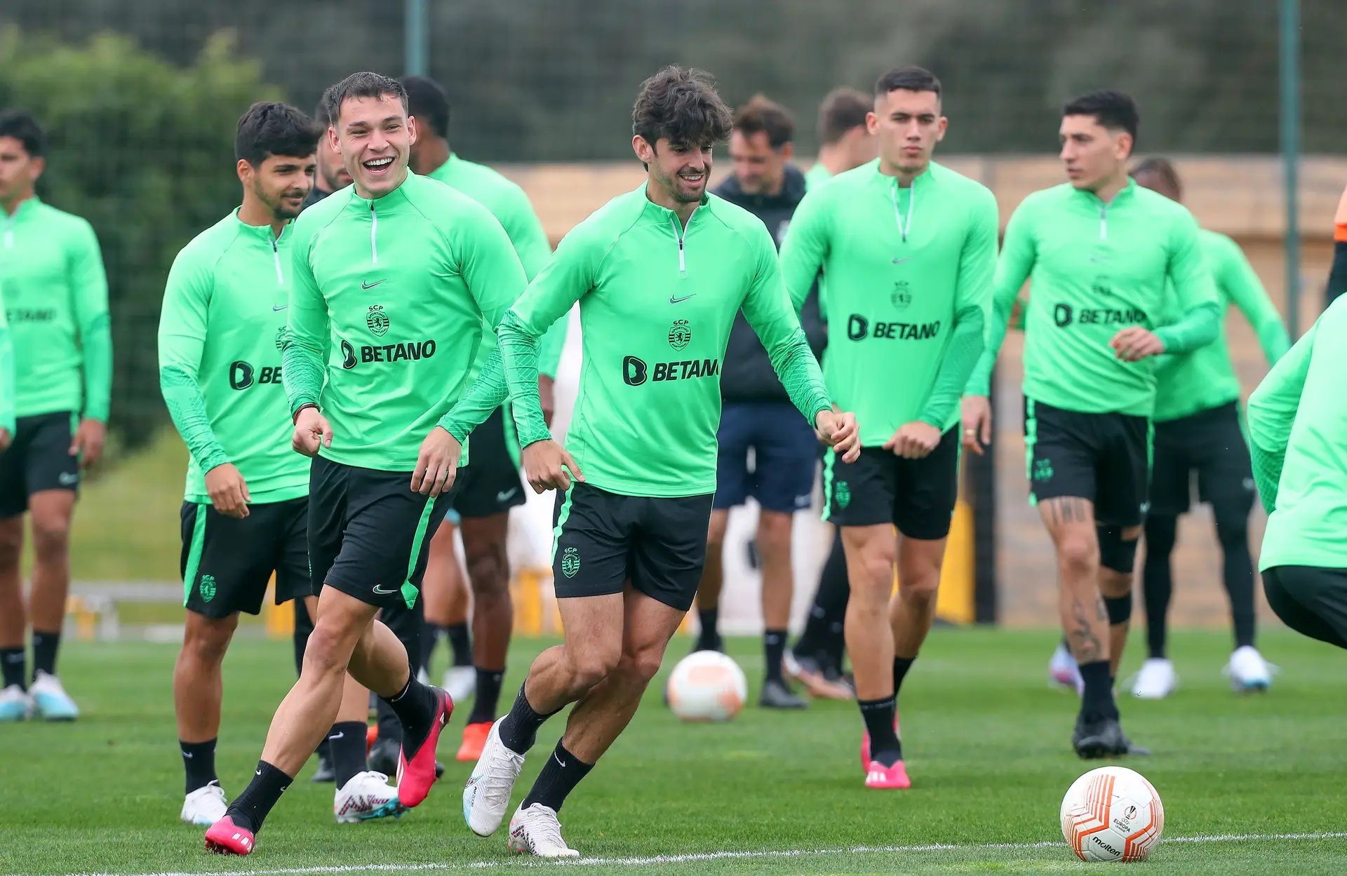 Manuel Ugarte e Francisco Trincao em ação durante a sessão de treino desta quarta-feira, na Academia Cristiano Ronaldo.
