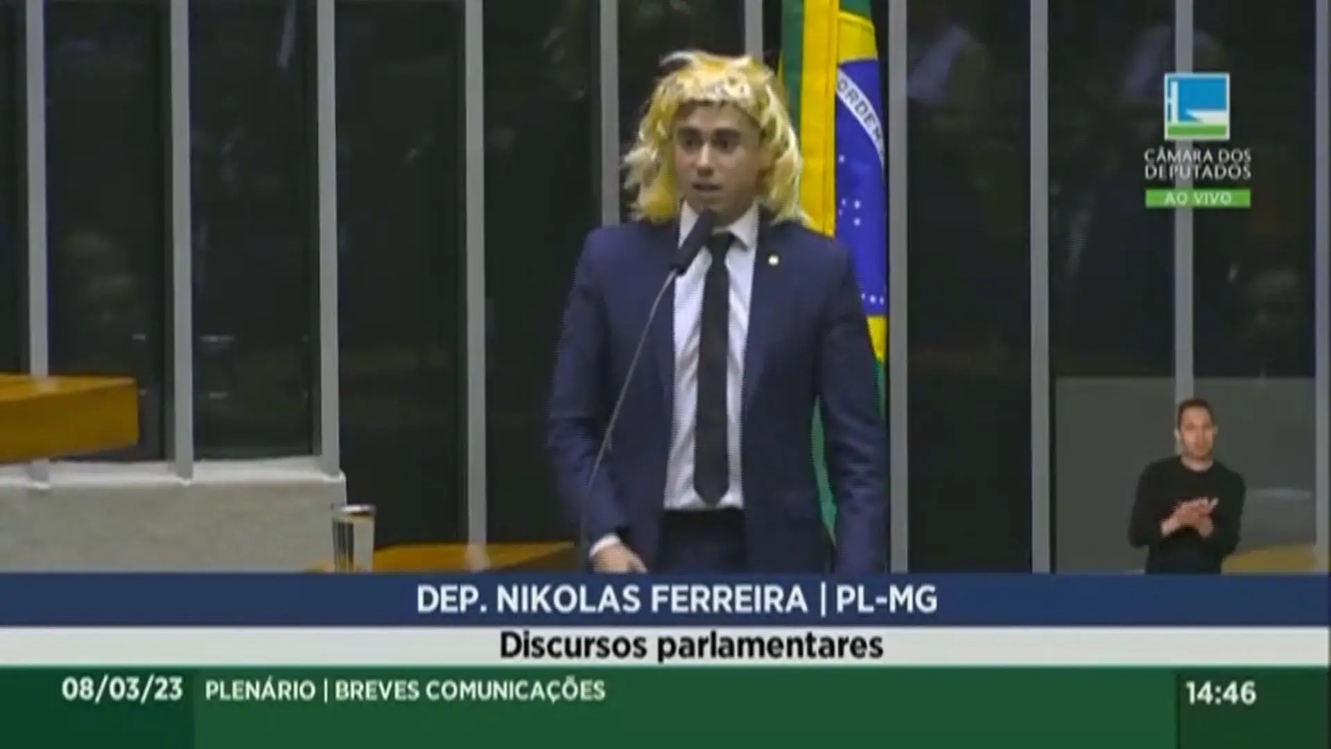 Deputado brasileiro usa peruca para "gozar" com transgéneros e agora arrisca mandato