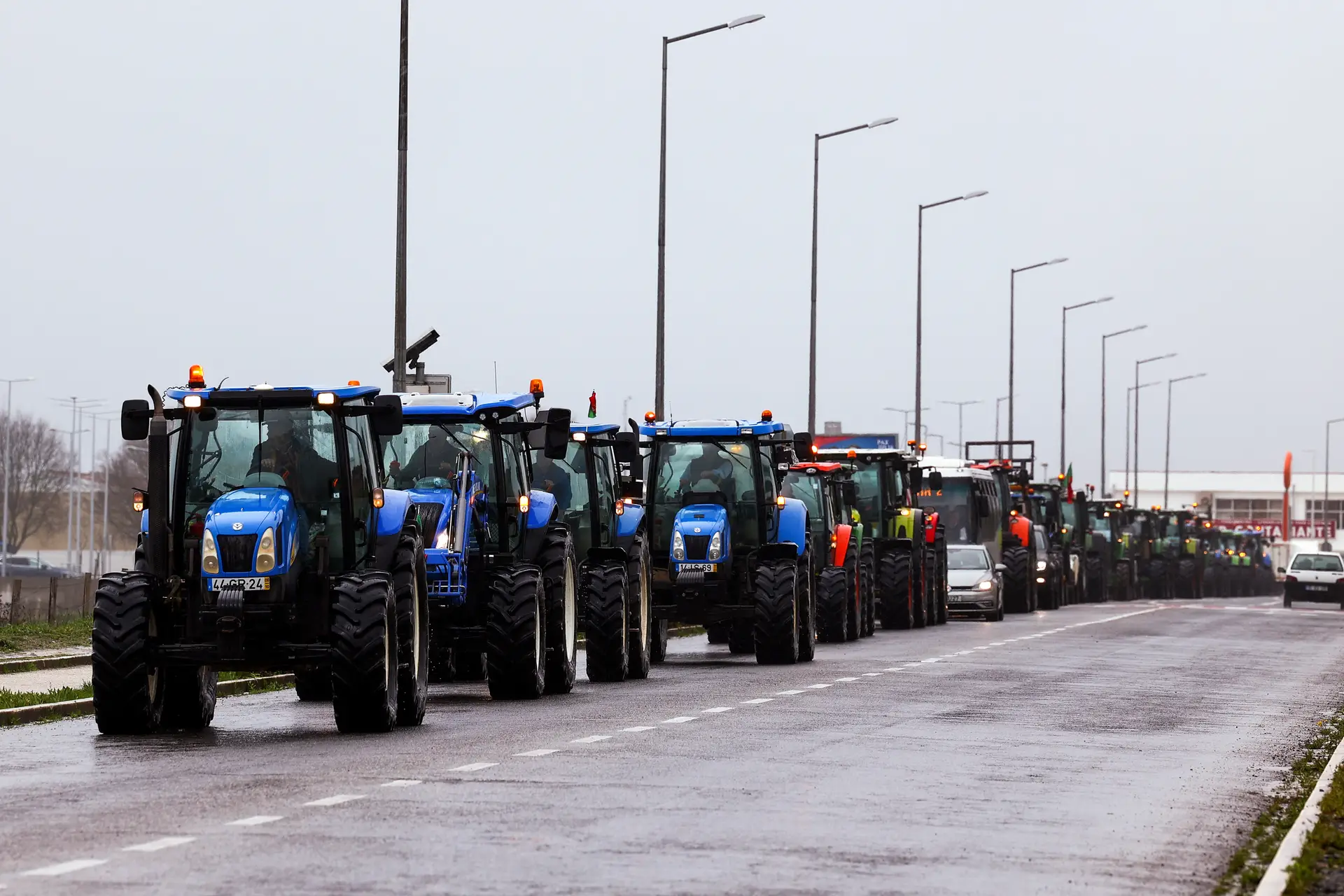 Agricultores durante uma marcha lenta de protesto de várias associações do setor, em Beja