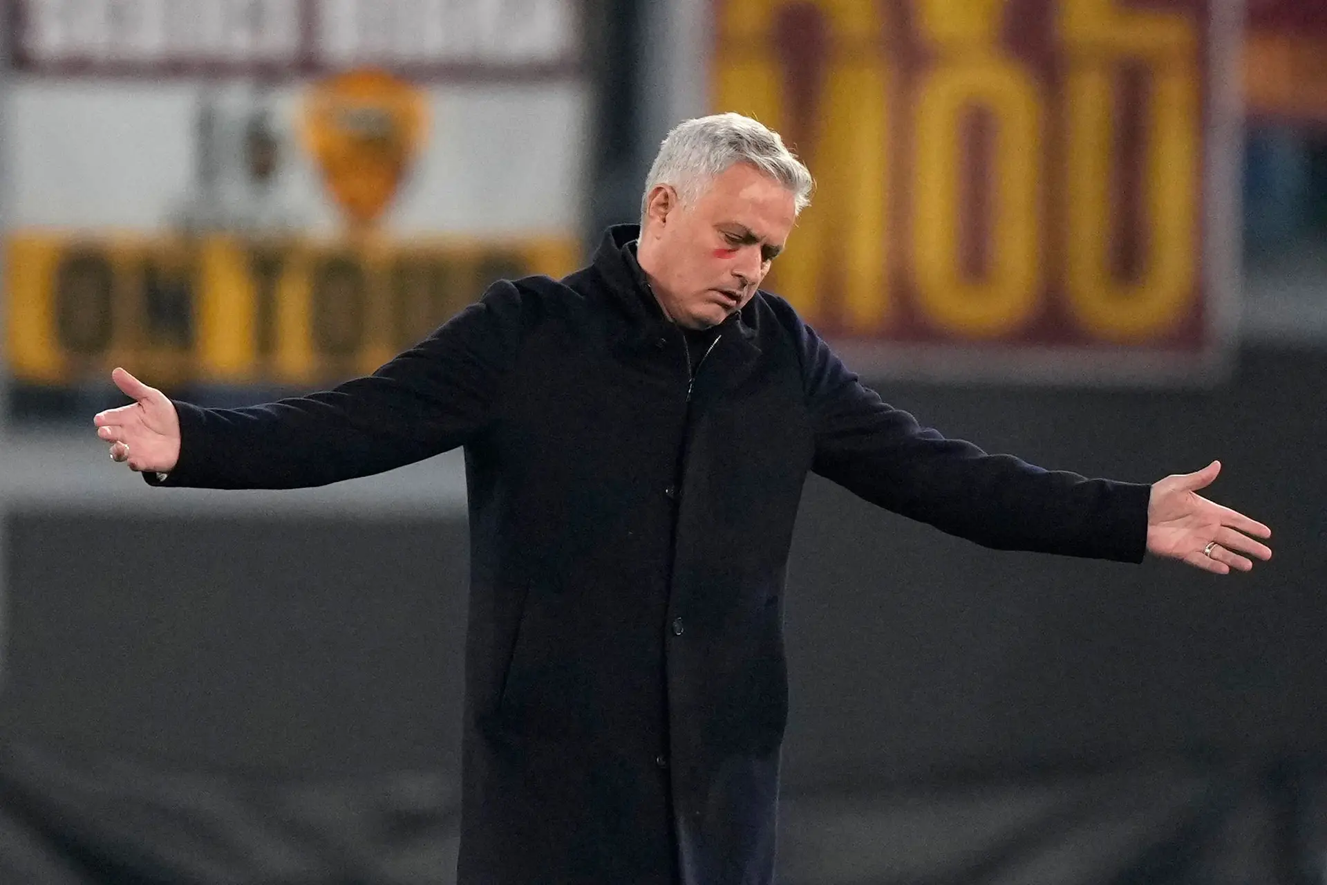 Intervenção de José Mourinho atenua pena à Roma por cânticos racistas