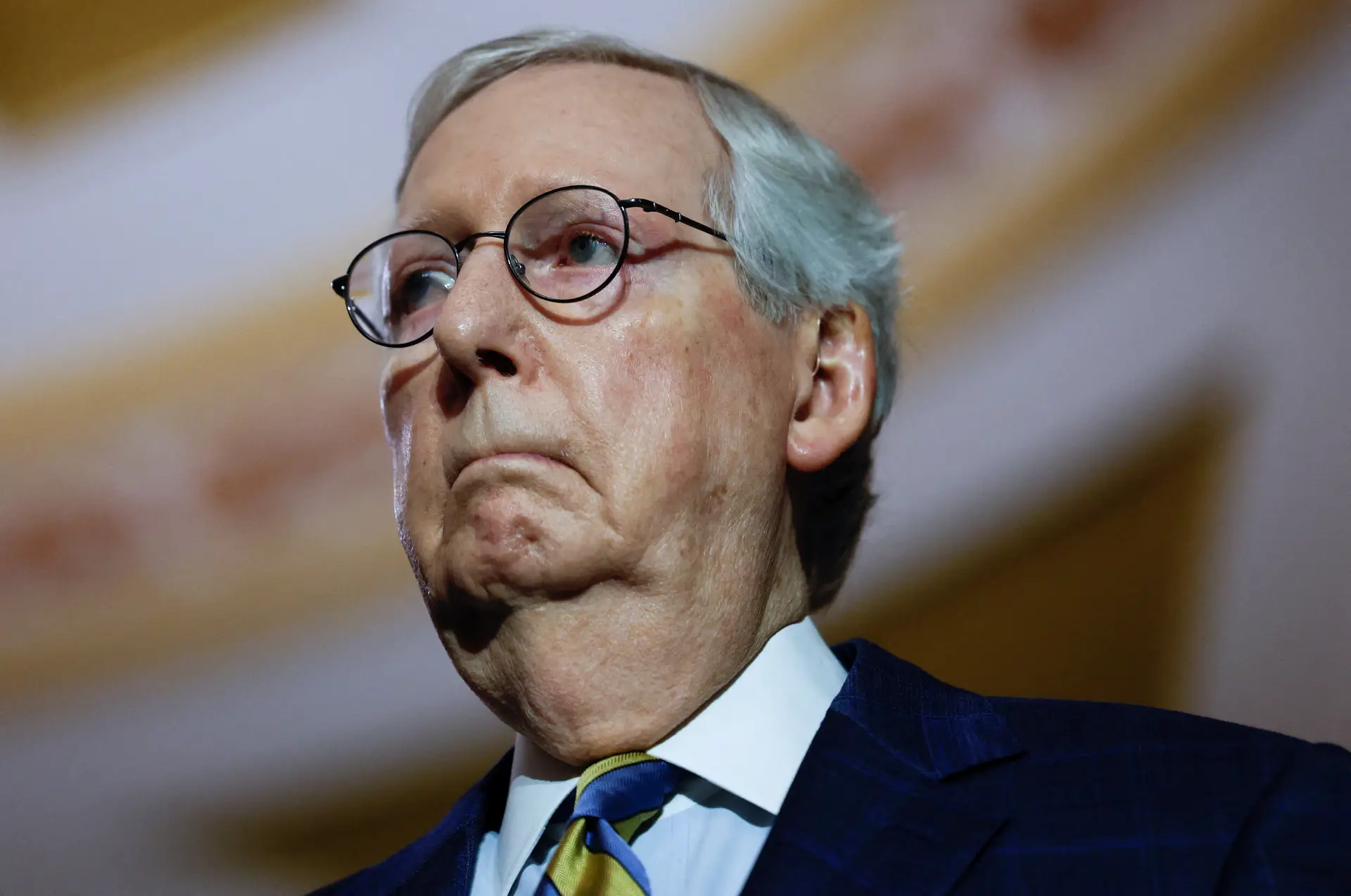 Senador Mitch McConnell hospitalizado depois de cair e sofrer traumatismo craniano