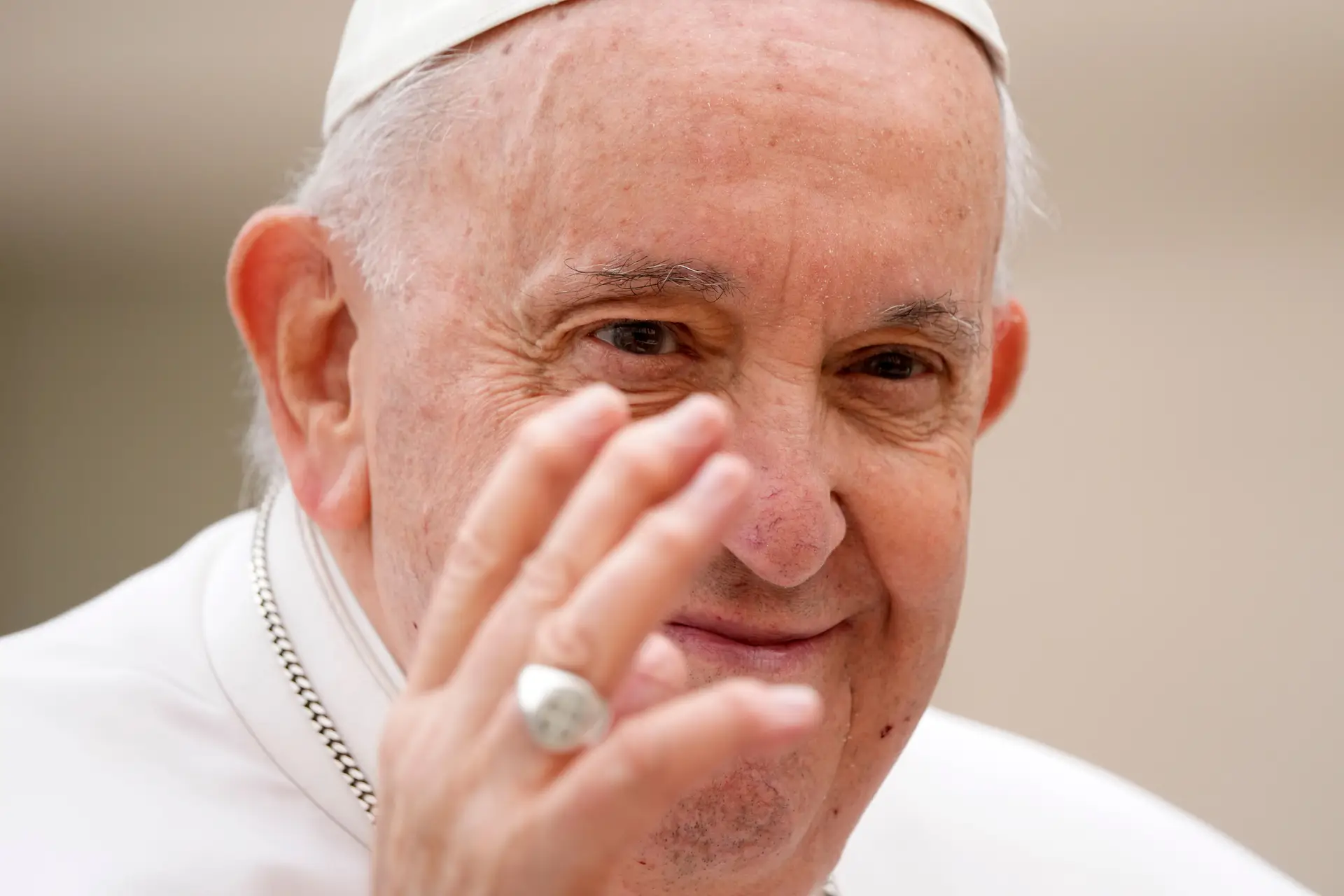 Vaticano confirma: Papa Francisco está hospitalizado com uma