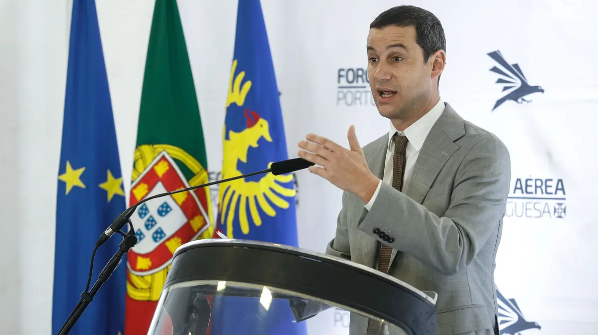 João Galamba intervém durante a formalização da assinatura das Cartas de Operações, no Aeródromo de Trânsito N.º 1, Figo Maduro, em Lisboa.