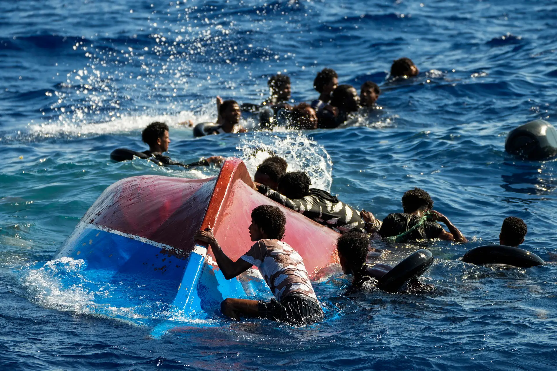 Mais de 3.000 migrantes amontoados no centro de acolhimento de Lampedusa