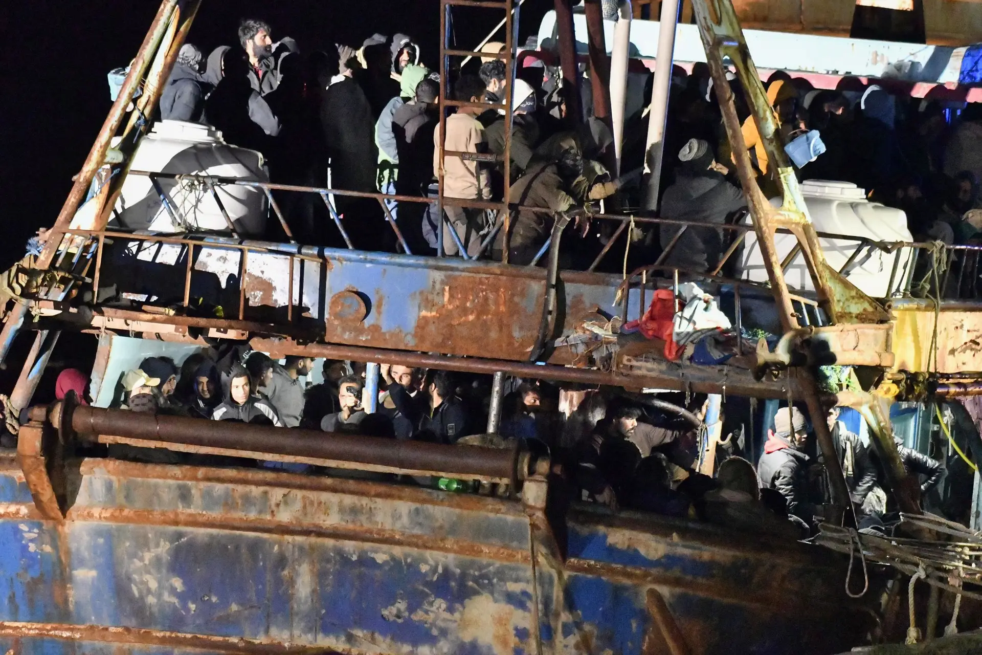 Embarcação em dificuldades chegou a Crotone em Itália com 500 migrantes