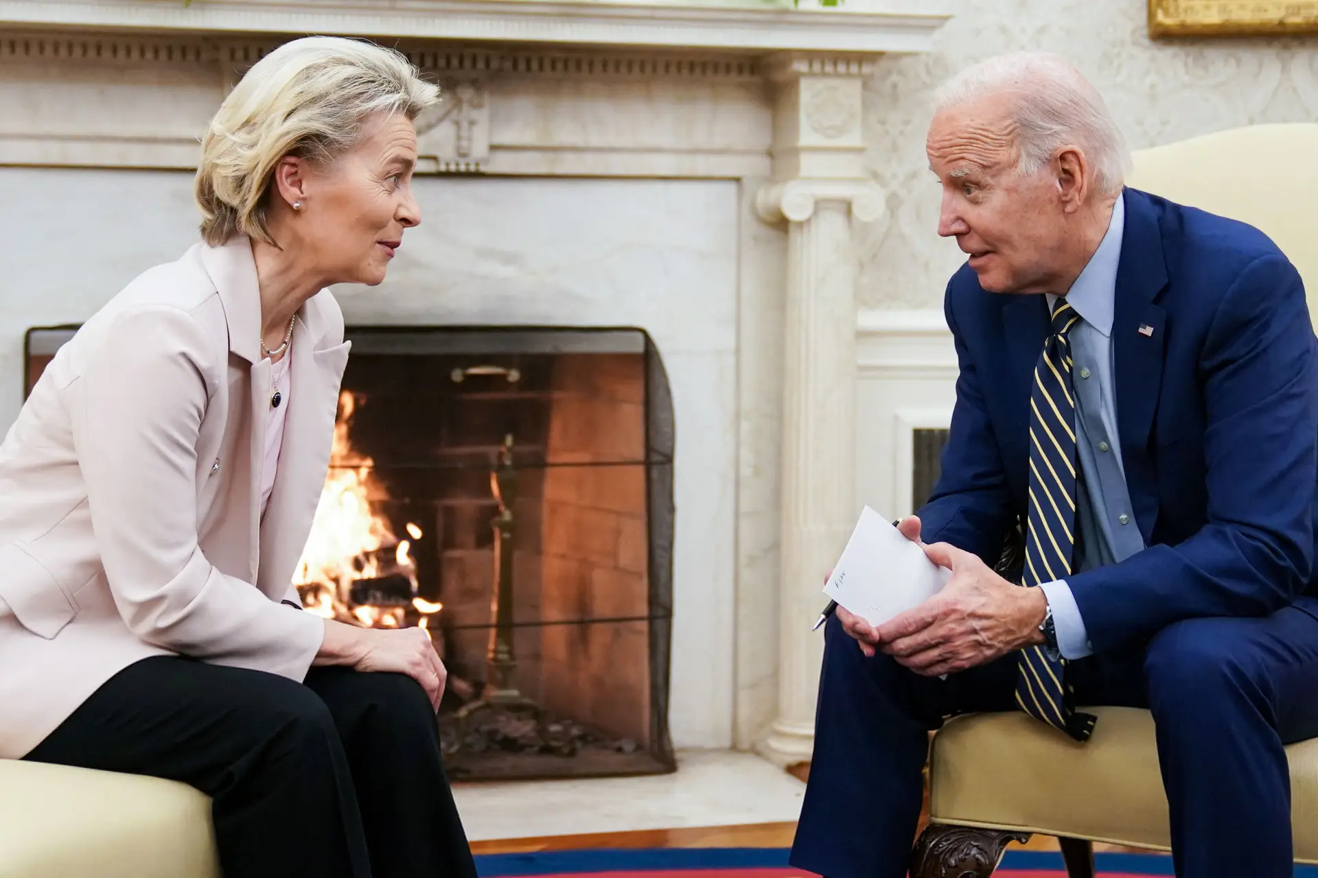 Von der Leyen e Biden discutiram apoio à Ucrânia e as "rígidas sanções" à Rússia