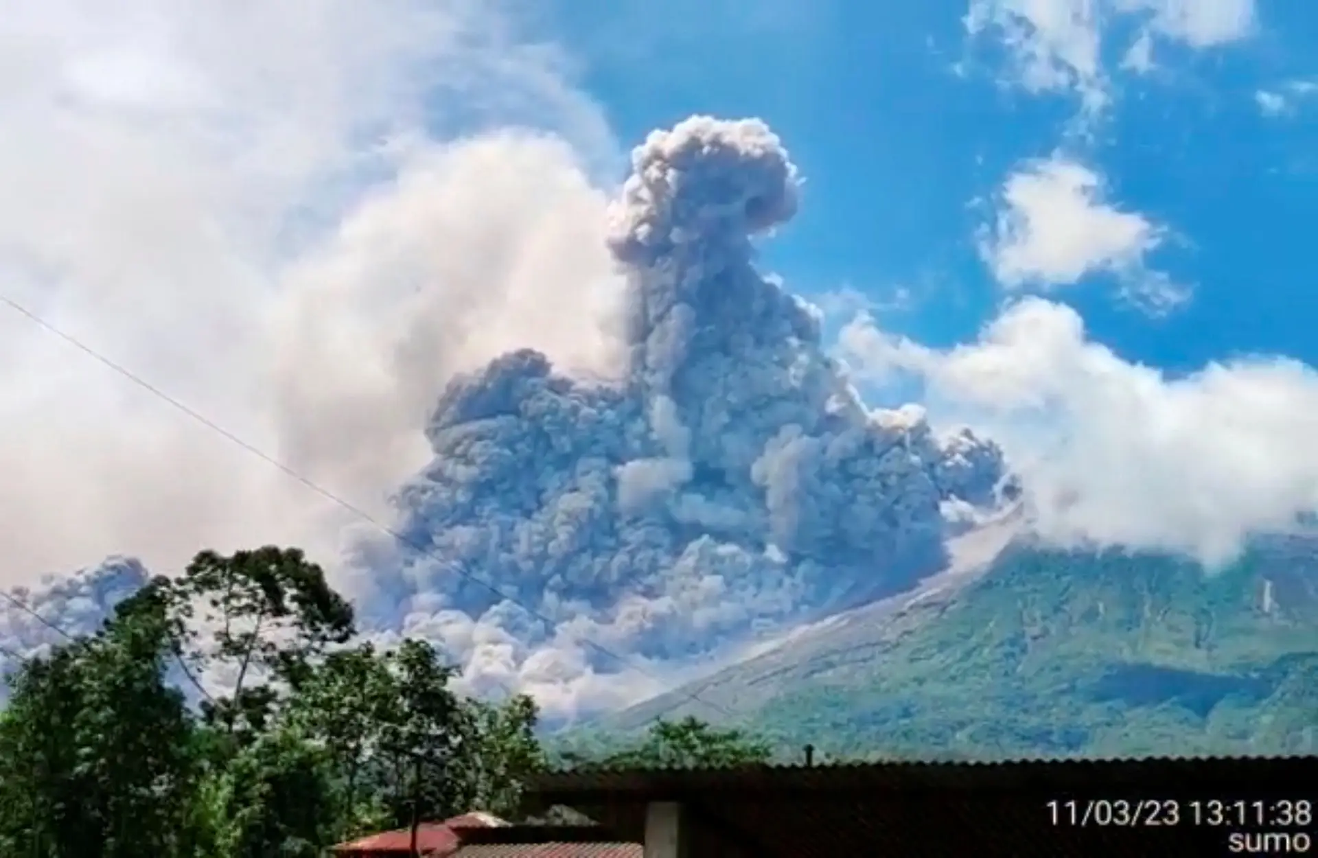 Vulcão indonésio Merapi, um dos mais ativos do mundo, entra em erupção