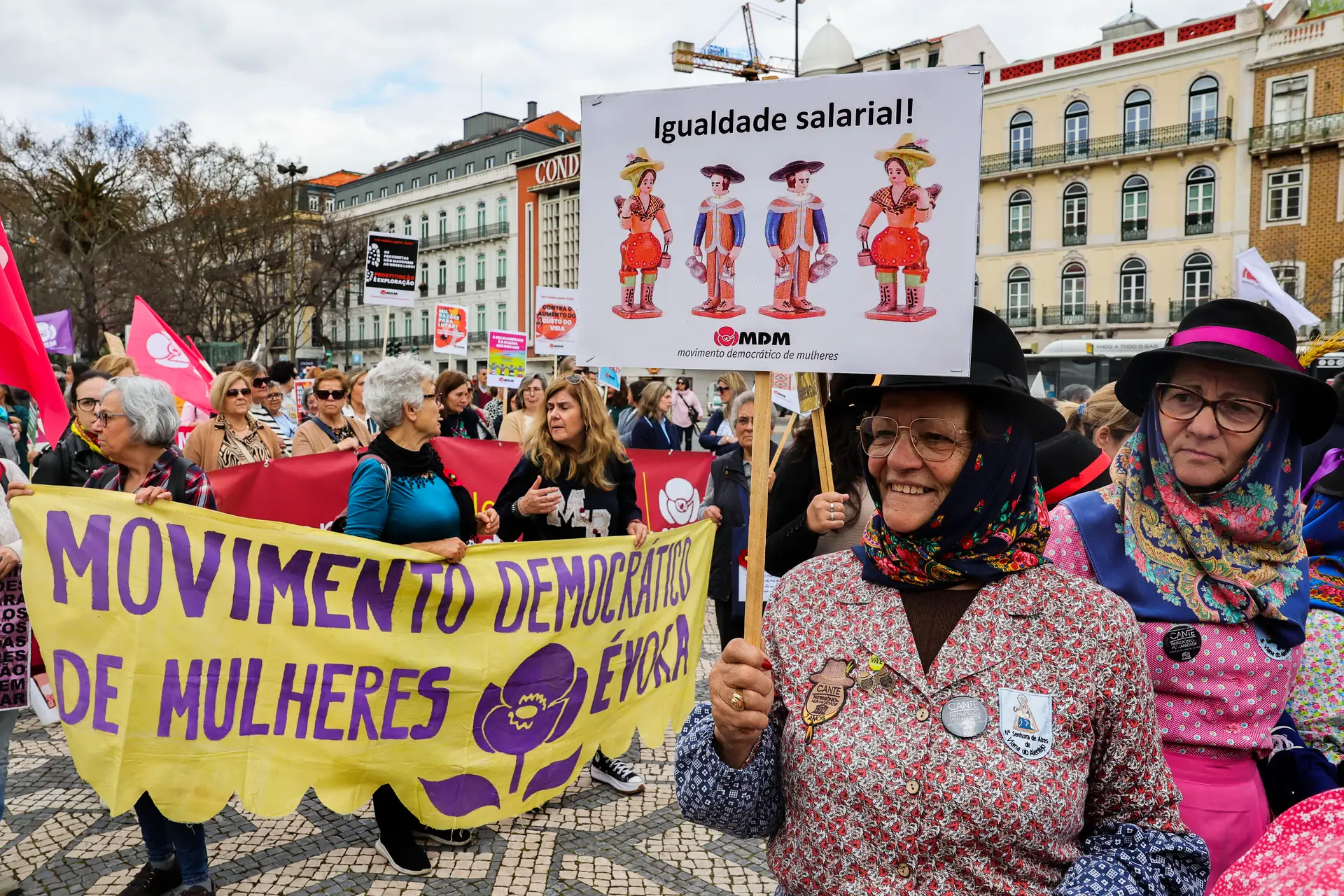 Milhares manifestam-se em Lisboa pelos direitos das mulheres