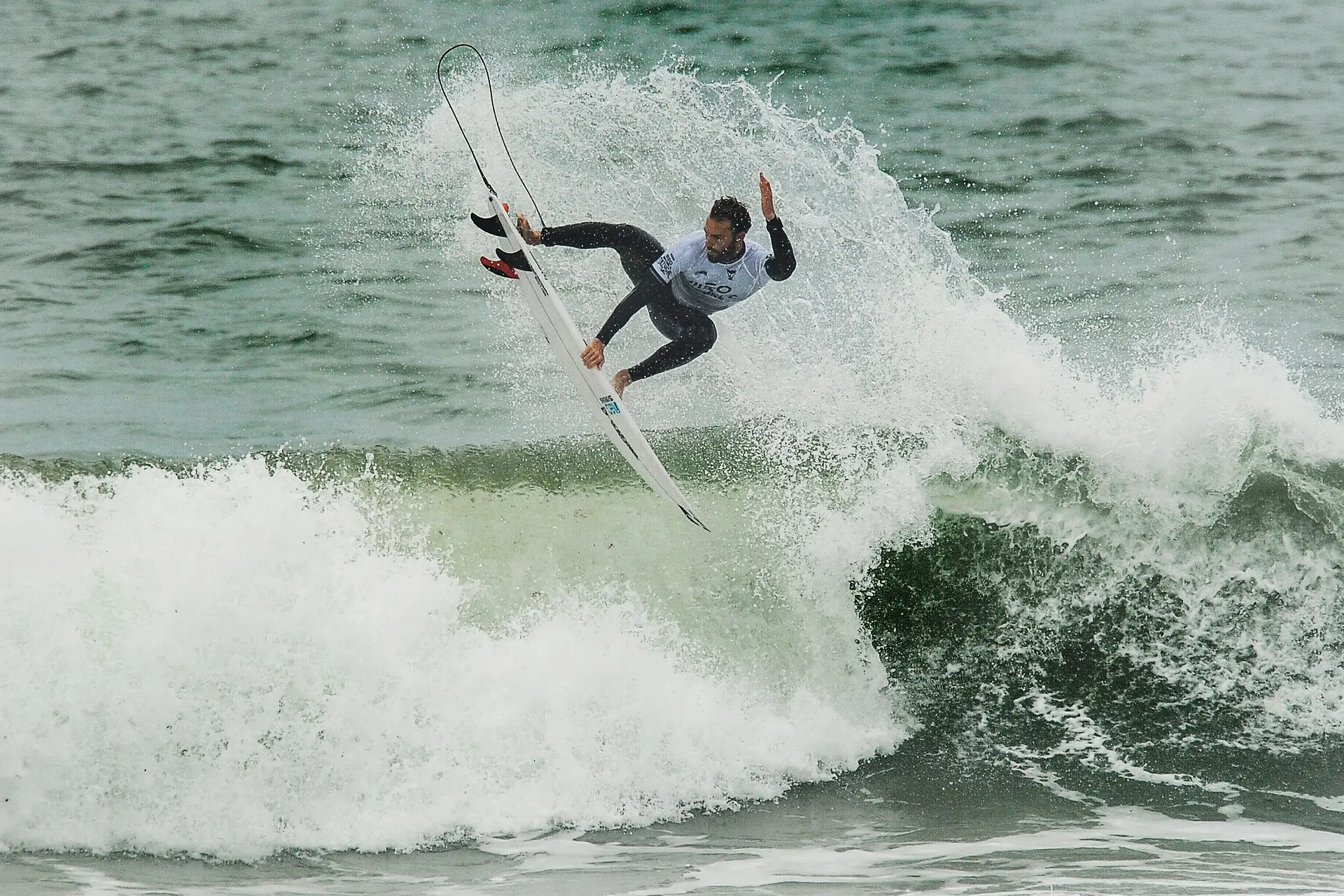 Mundial de Surf: Frederico Morais vence última bateria e avança para a próxima fase