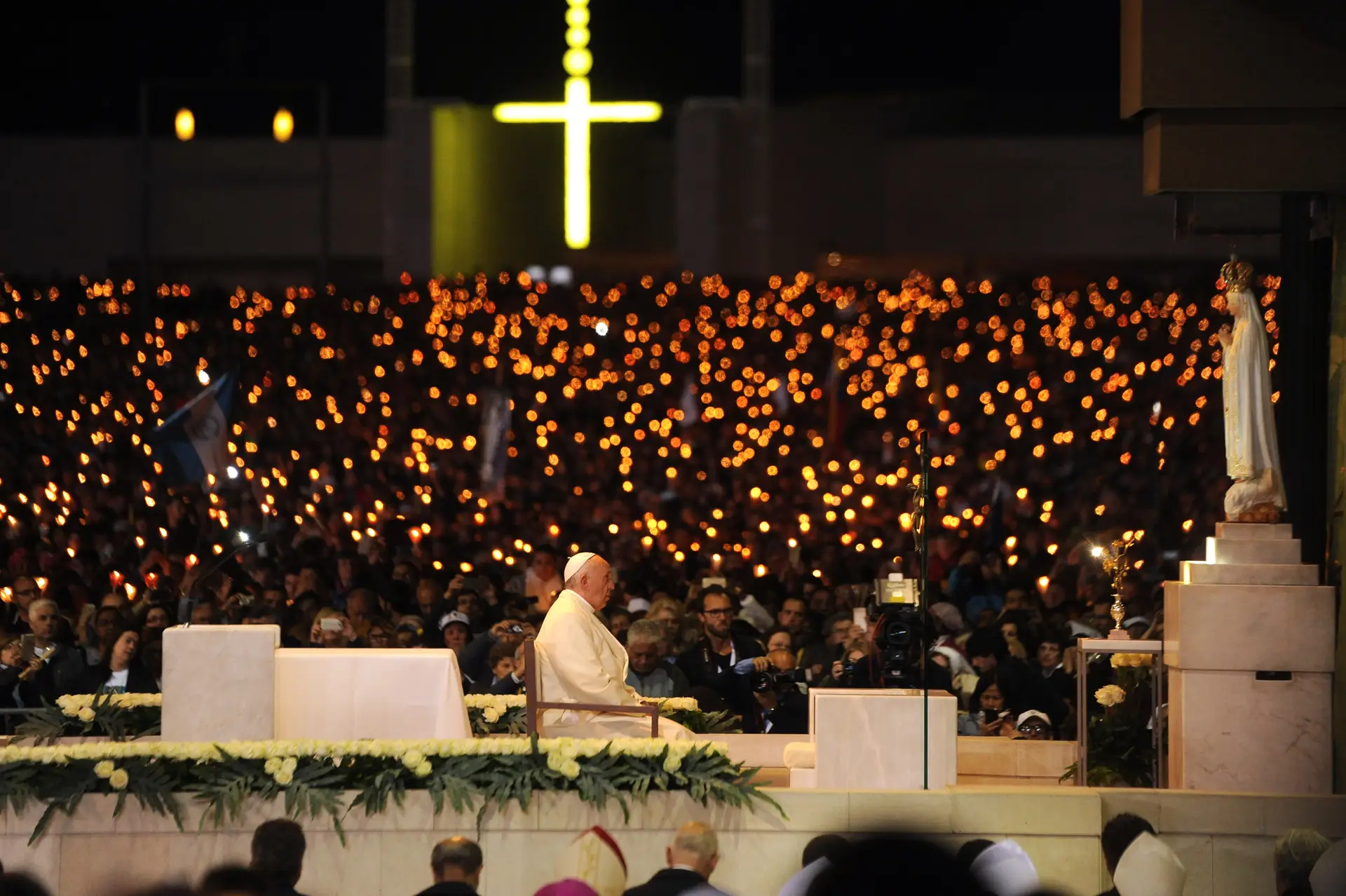 O Papa Francisco conduz uma oração de vigília à luz de velas no Santuário de Nossa Senhora de Fátima, sexta-feira, 12 de maio de 2017, em Fátima, Portugal