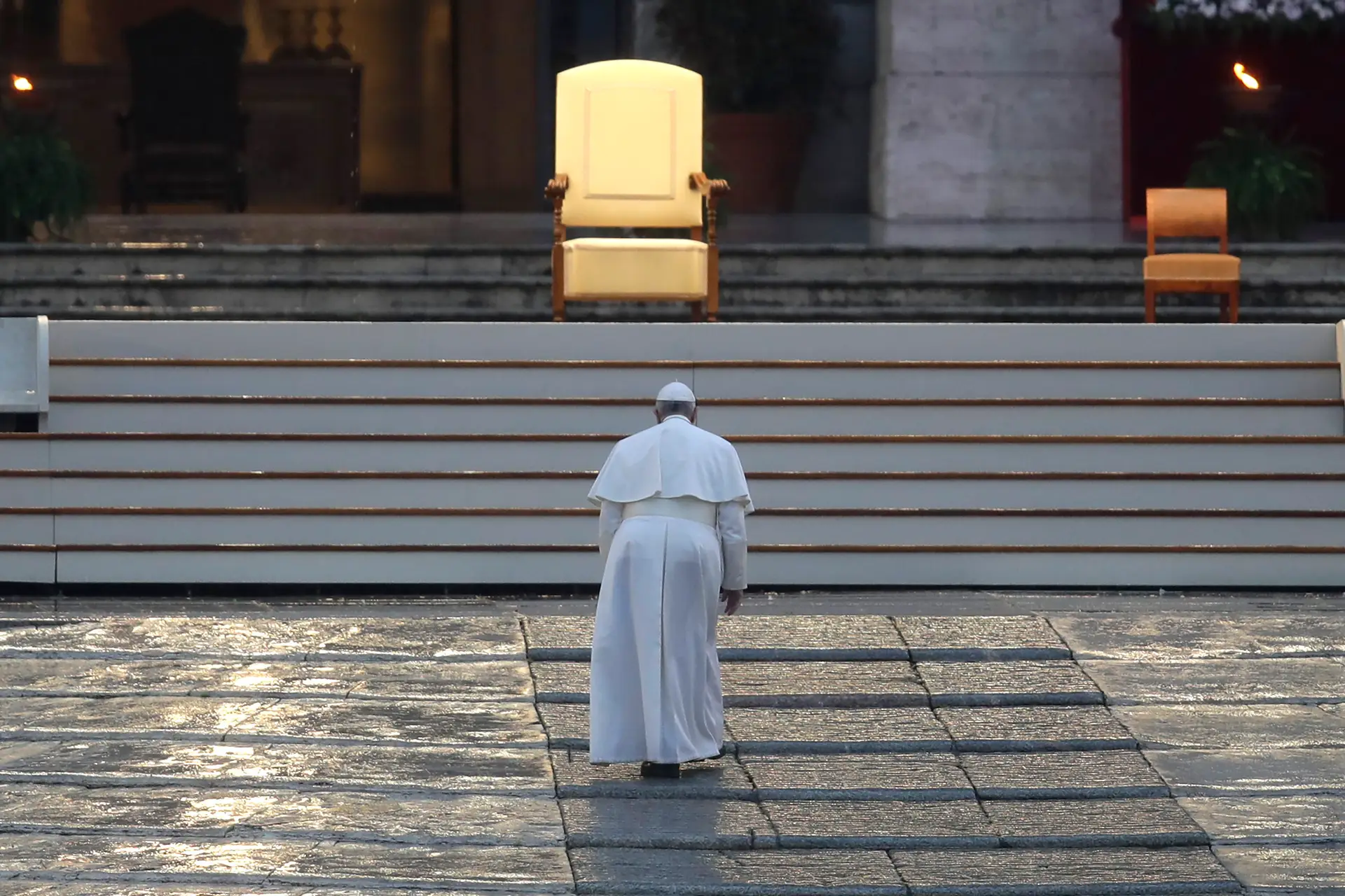 Em plena pandemia de covid-19, a rezar sozinho numa Praça de São Pedro vazia
