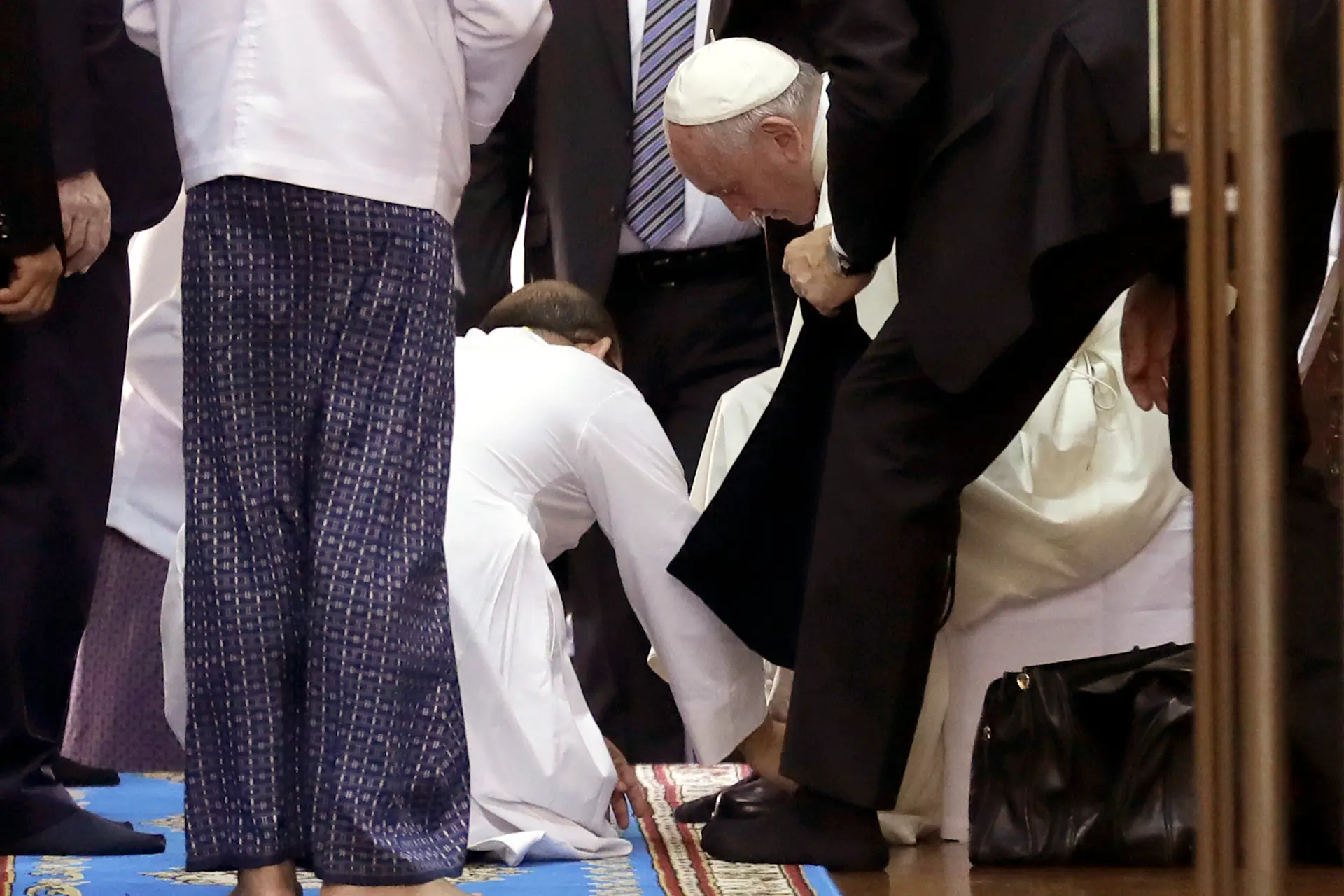 Uma foto do Papa com os seus sapatos (pretos) em Myanmar para a primeira etapa de uma visita de uma semana que também o levará ao vizinho Bangladesh