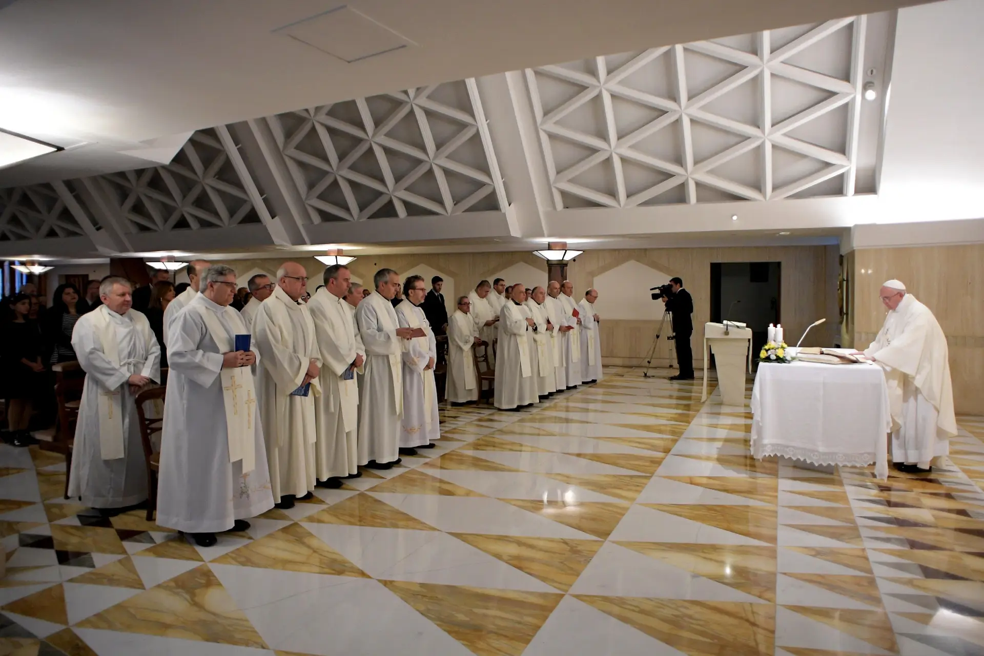 O Papa celebra missa na capela da sua residência, Santa Marta, no Vaticano, 30 de outubro de 2017