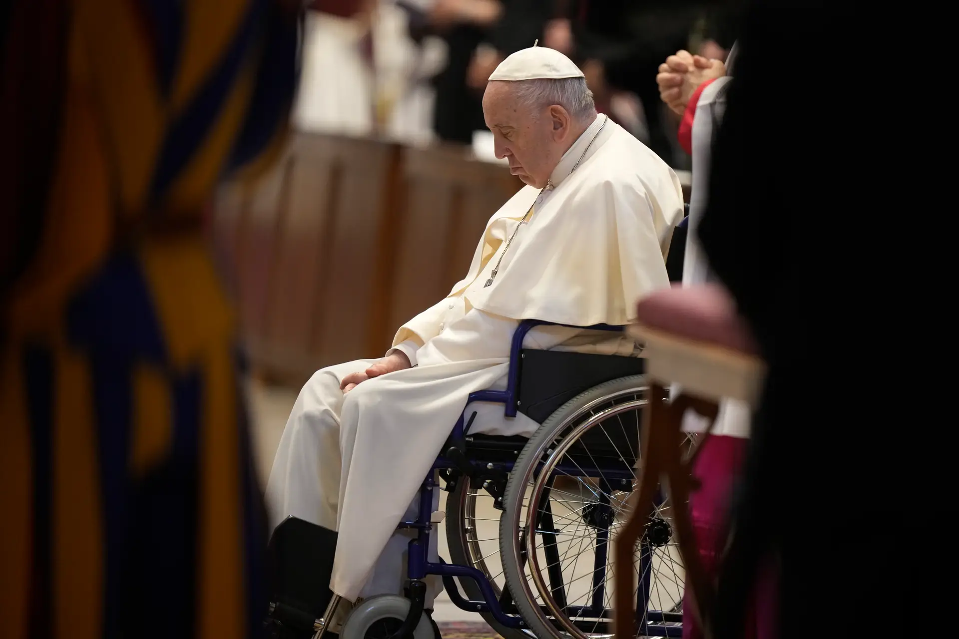 O Papa assiste em cadeira de rodas ao funeral do cardeal Angelo Sodano na Basílica de São Pedro no Vaticano, terça-feira, 31 de maio de 2022