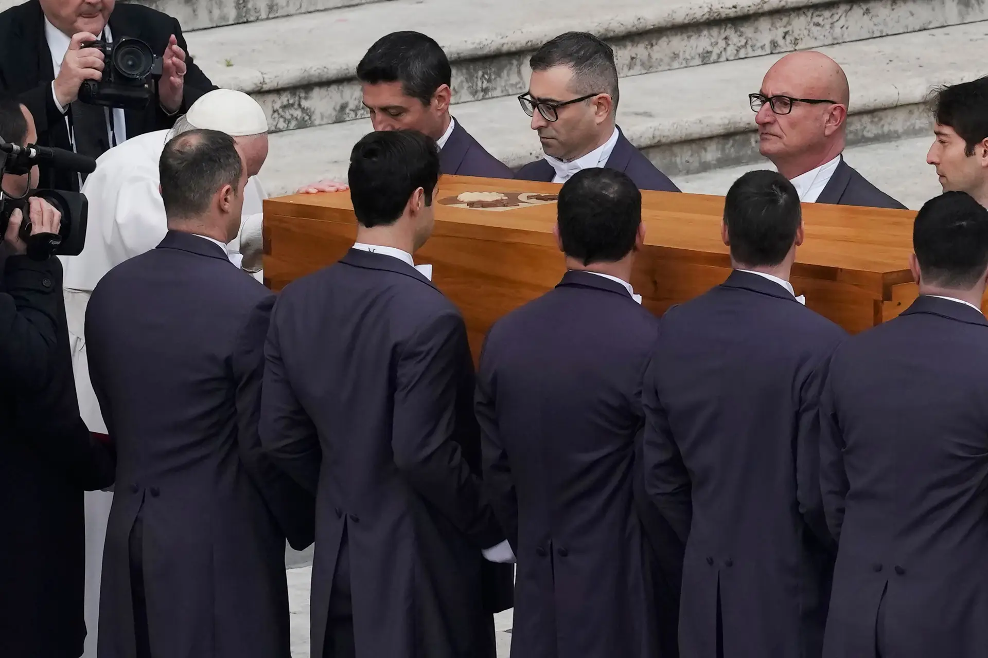 Francisco junto ao caixão de Bento XVI após a missa fúnebre na Praça de São Pedro, no Vaticano, 5 de janeiro de 2023