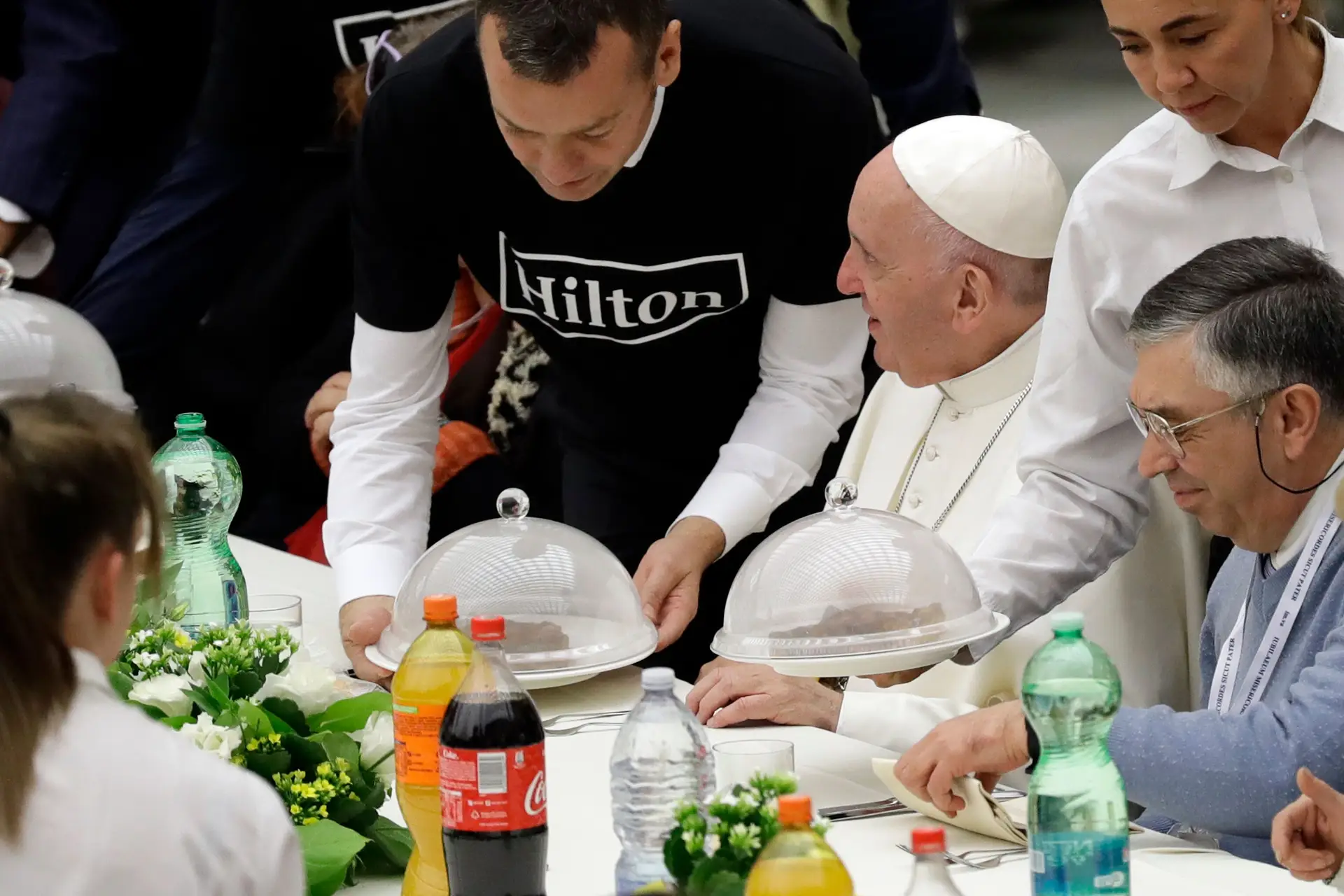 Para celebrar o Dia Mundial do Pobre, Francisco é servido de um prato de lasanha durante o almoço que ofereceu a centenas de pessoas pobres, sem-teto e migrantes