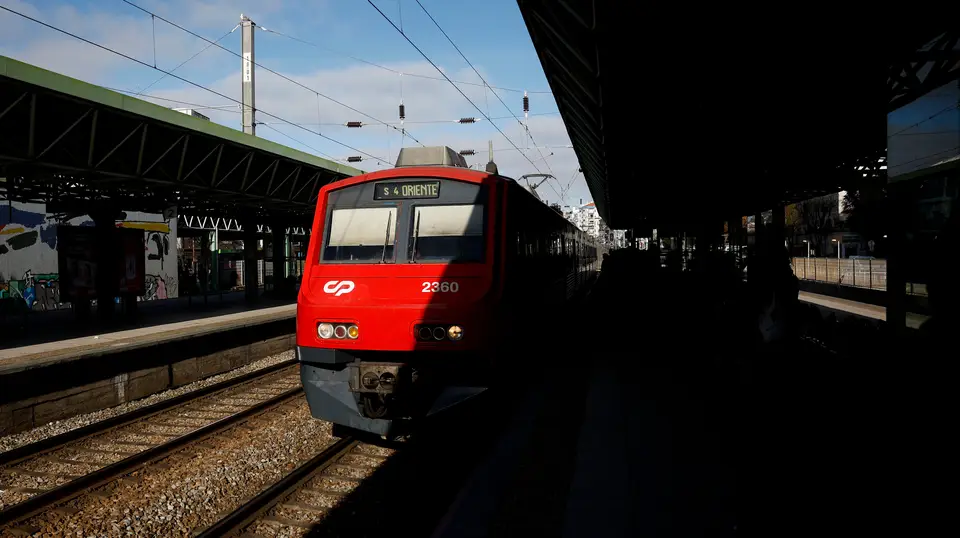 Chegada de um comboio à estação da Amadora no cumprimento dos serviços mínimos.
