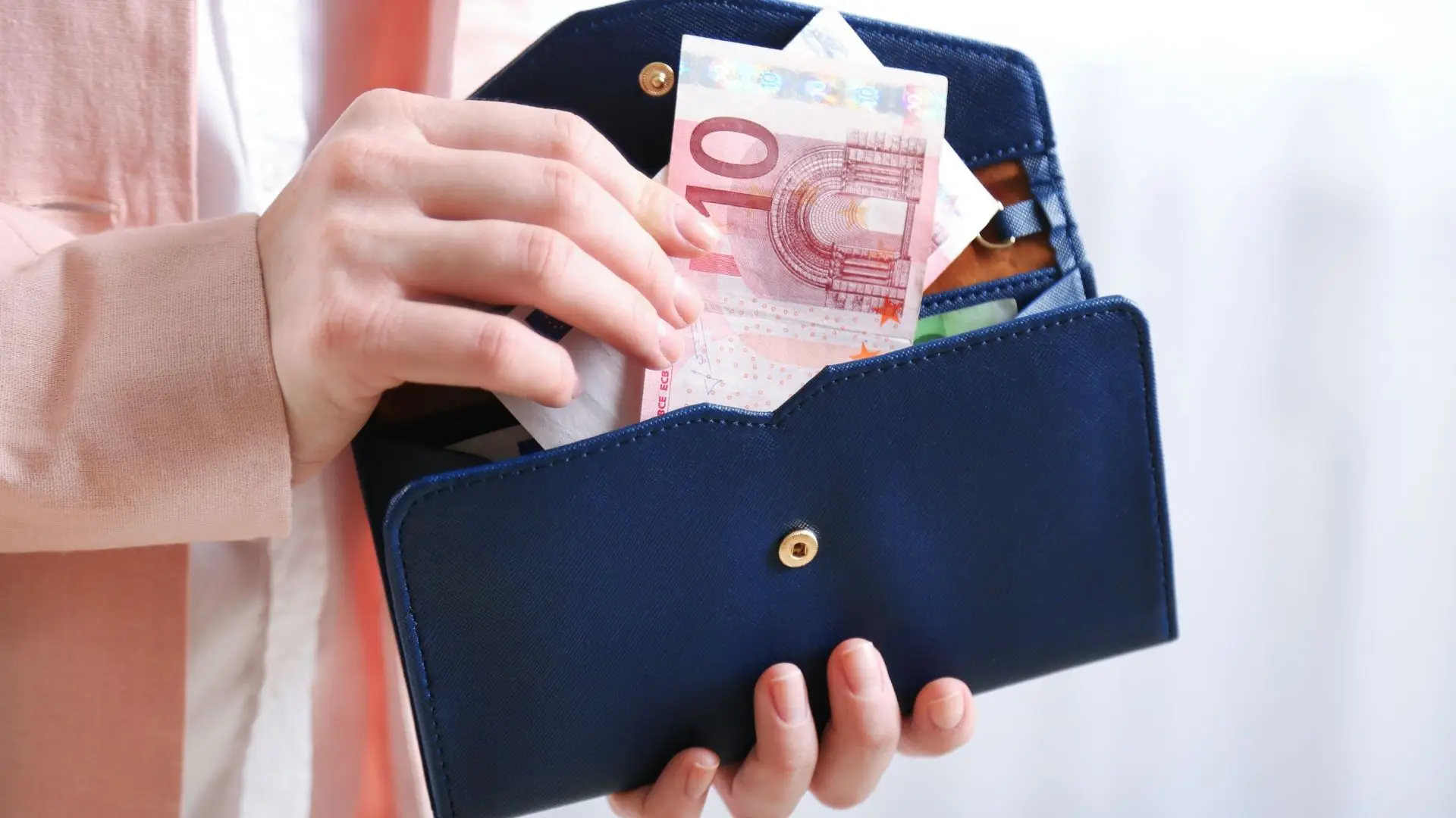 Três em cada quatro famílias enfrentaram dificuldades financeiras em 2022