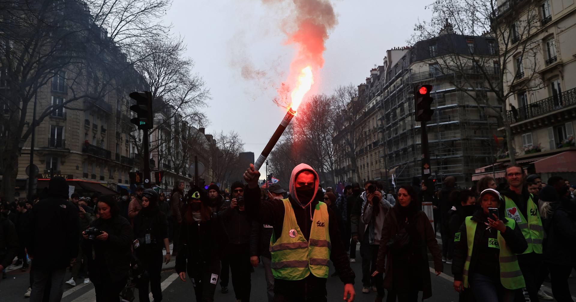 « Nous restons fermes » : des affrontements marquent une grève générale sans fin en vue en France