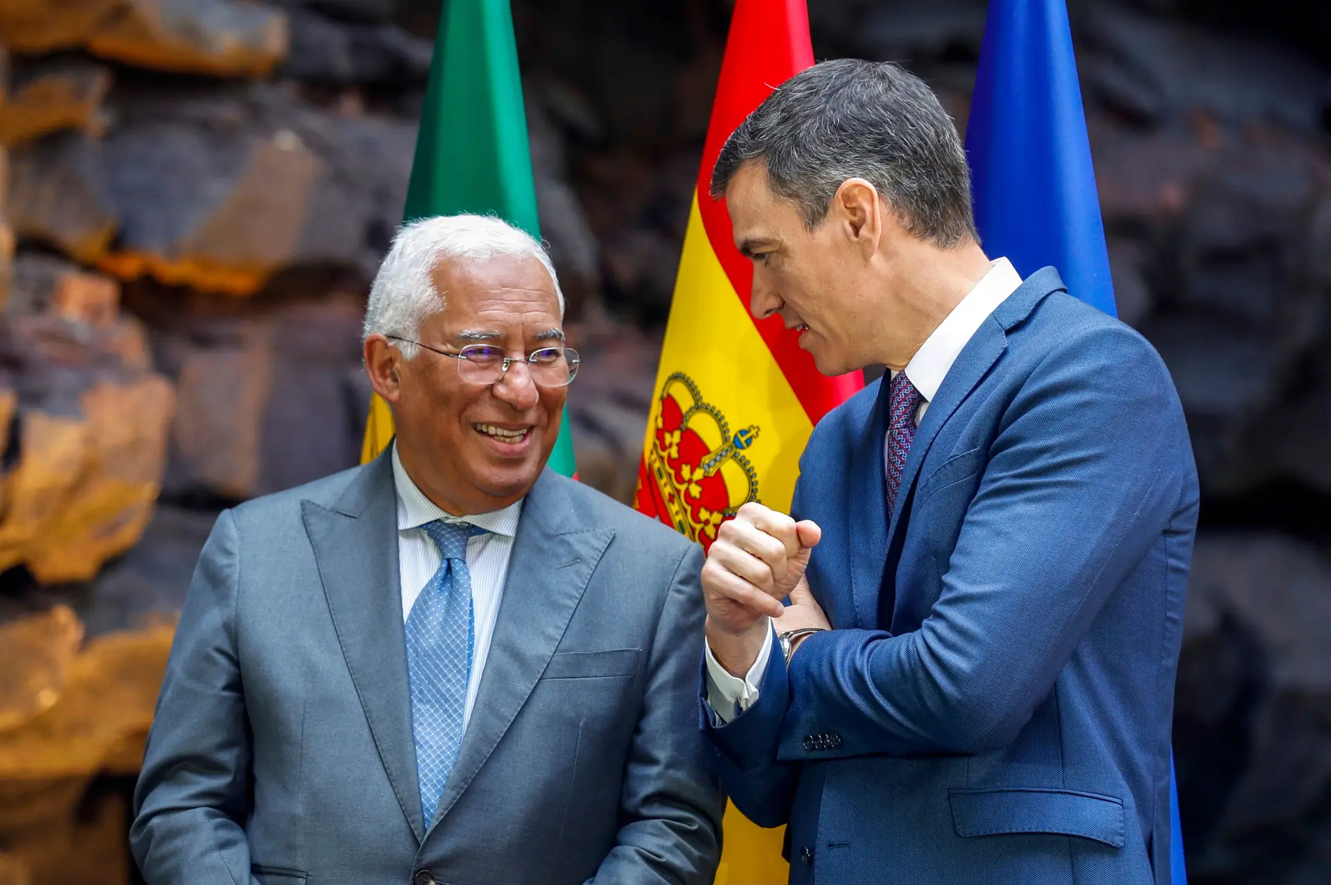Pedro Sánchez envia abraço a Costa e manifesta apoio ao PS