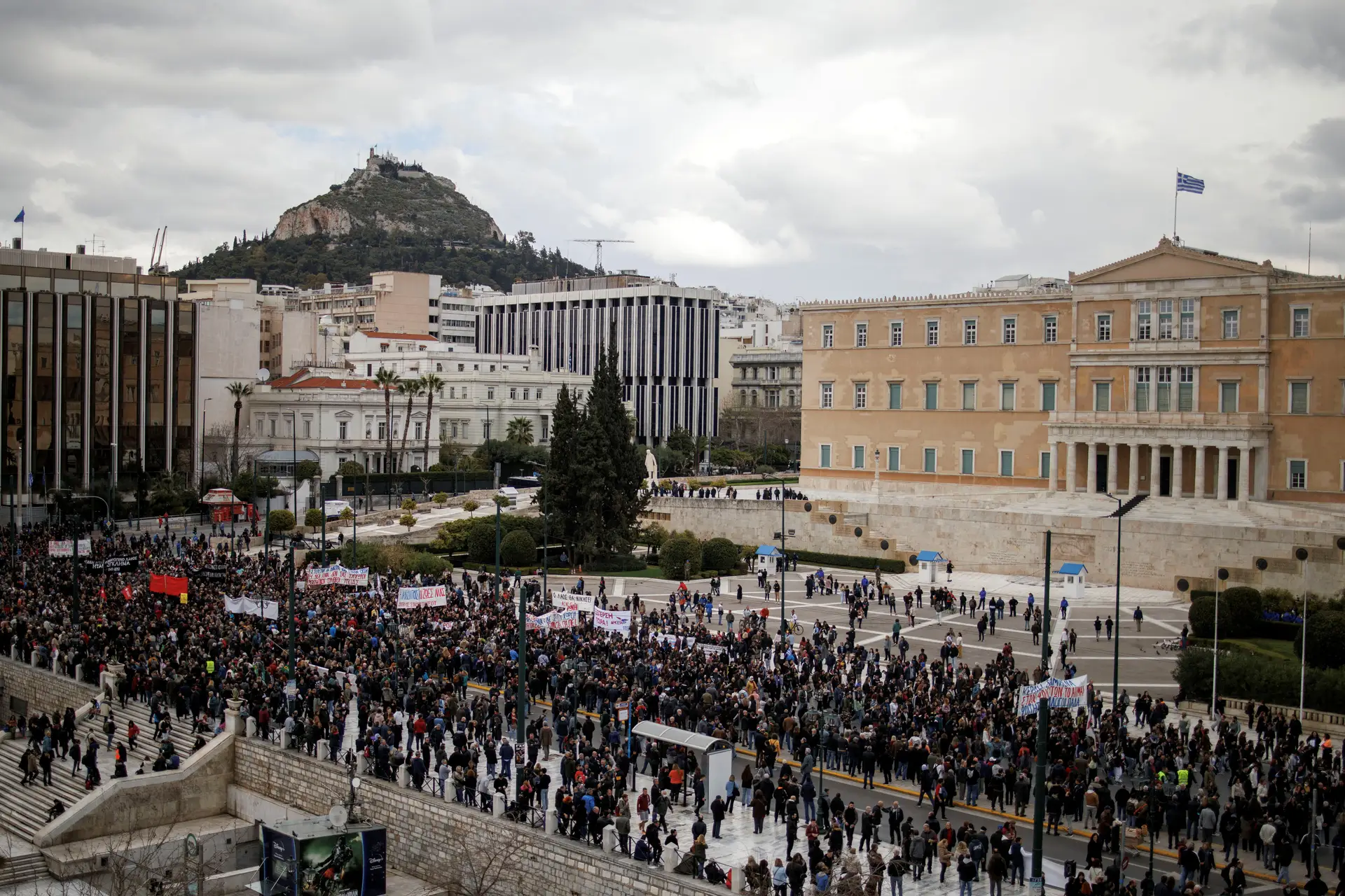 Acidente ferroviário na Grécia: protestos em Atenas acabam em confrontos violentos com a polícia