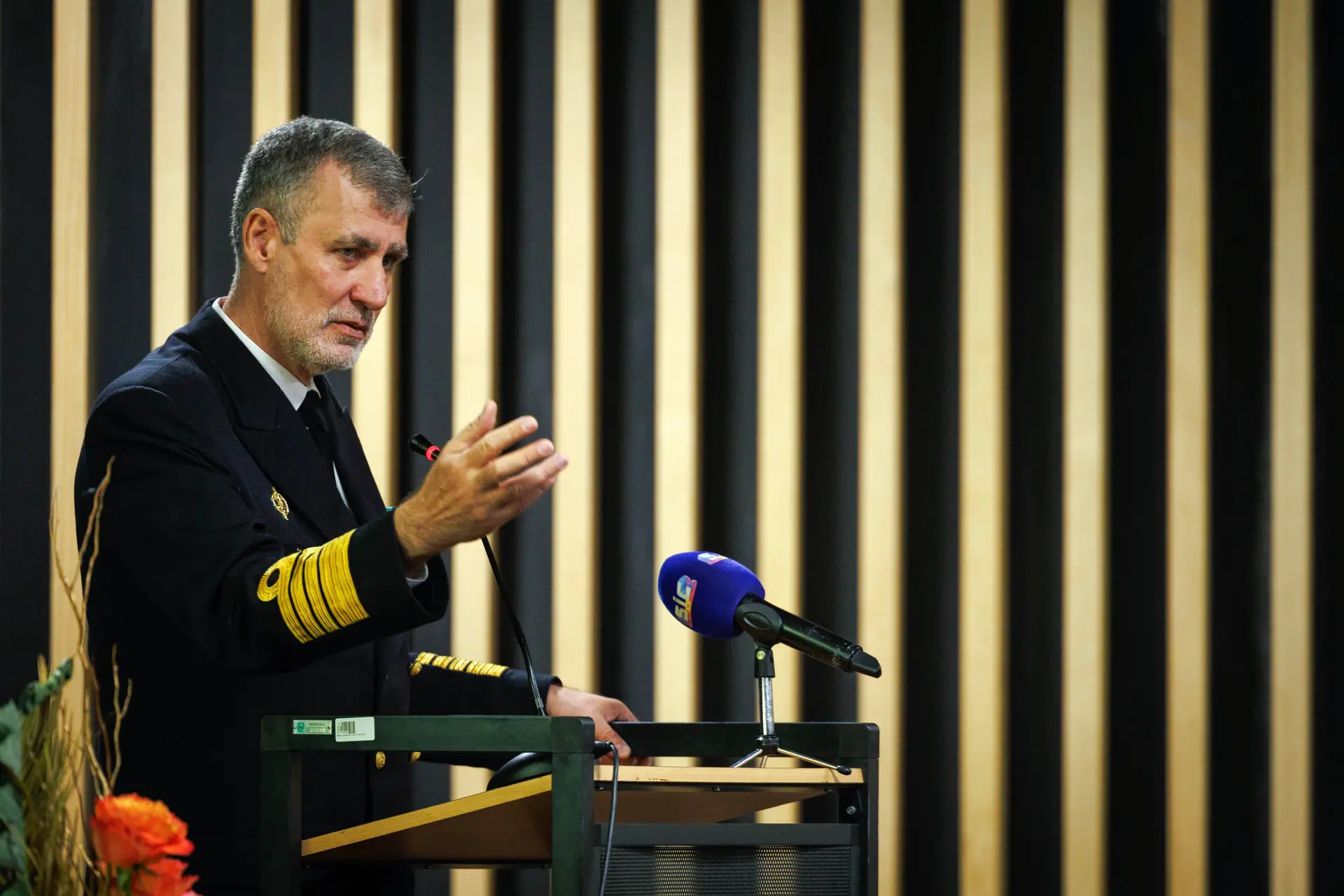 O almirante Henrique Gouveia e Melo intervém durante uma conferência no Auditório da Escola São Pedro, em Vila Real