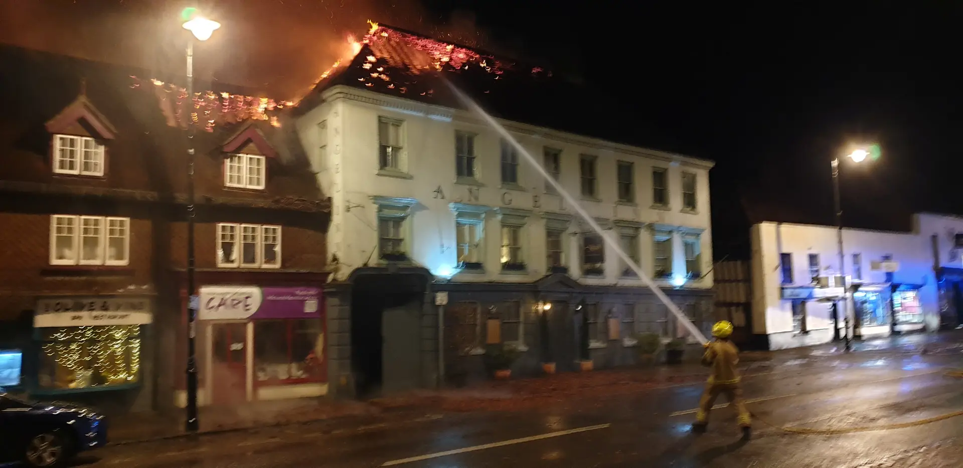 Incêndio destrói hotel com mais de 400 anos em Inglaterra