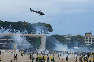 Tribunal decide manter na prisão 294 pessoas envolvidas nos ataques em Brasília