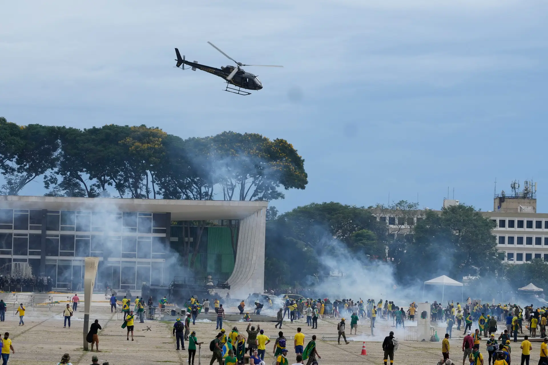Manifestantes, apoiantes do antigo Presidente do Brasil, Jair Bolsonaro, confrontam-se com a polícia enquanto invadem o Palácio do Planalto, sede oficial de trabalho do Presidente, em Brasília, Brasil, no domingo, 8 de janeiro de 2023.