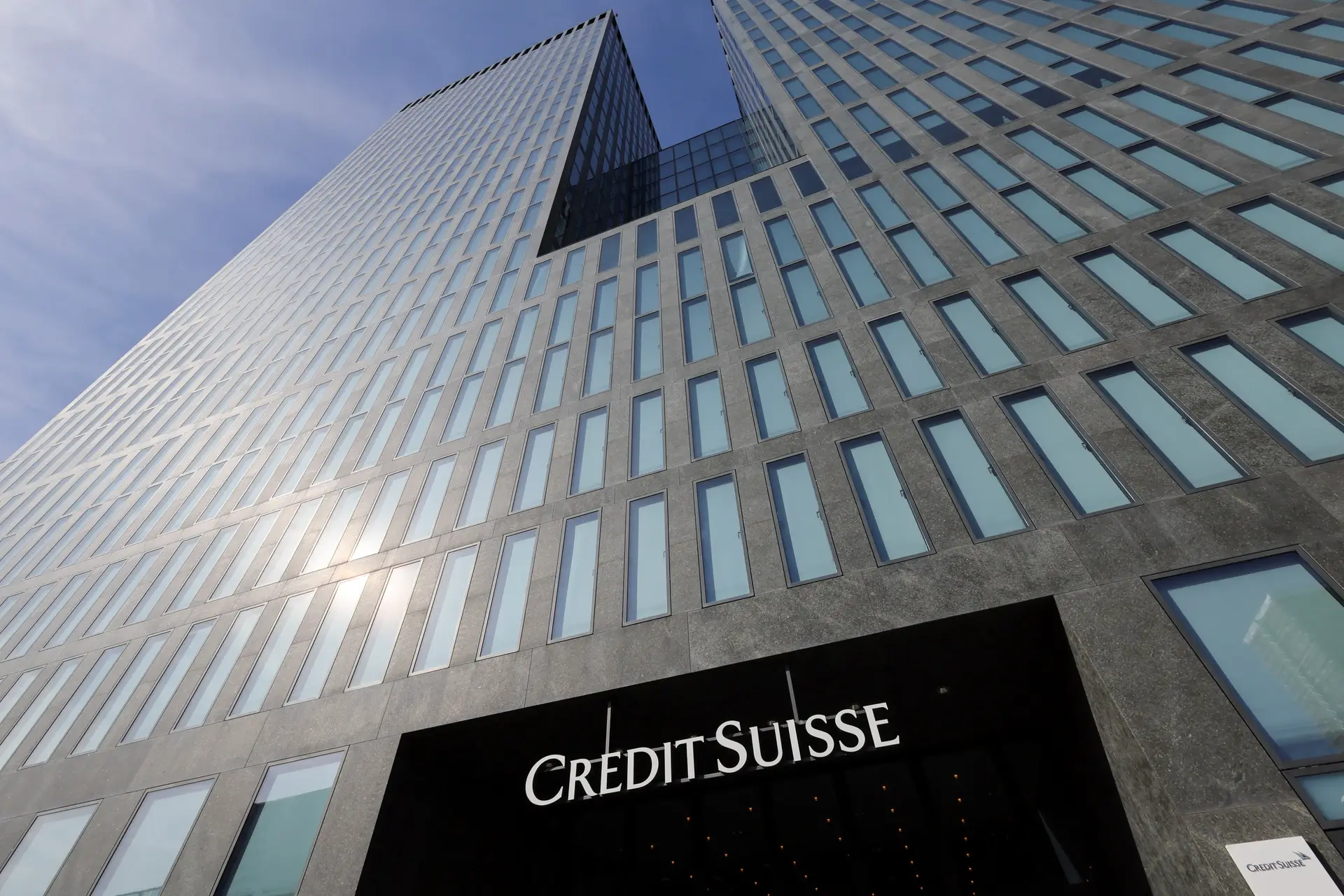 Venda do Credit Suisse provoca forte agitação nos mercados em todo o mundo