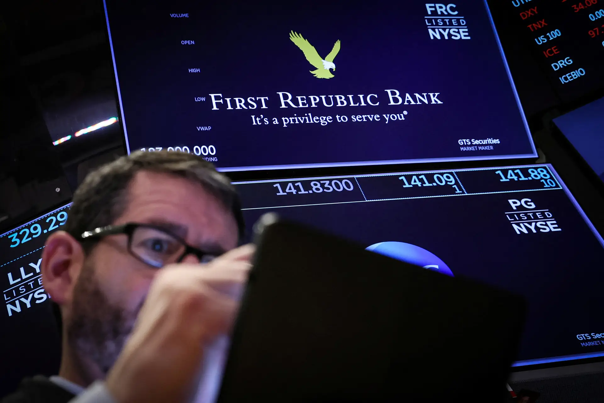 Resgate ao First Republic Bank anima bolsa de Wall Street