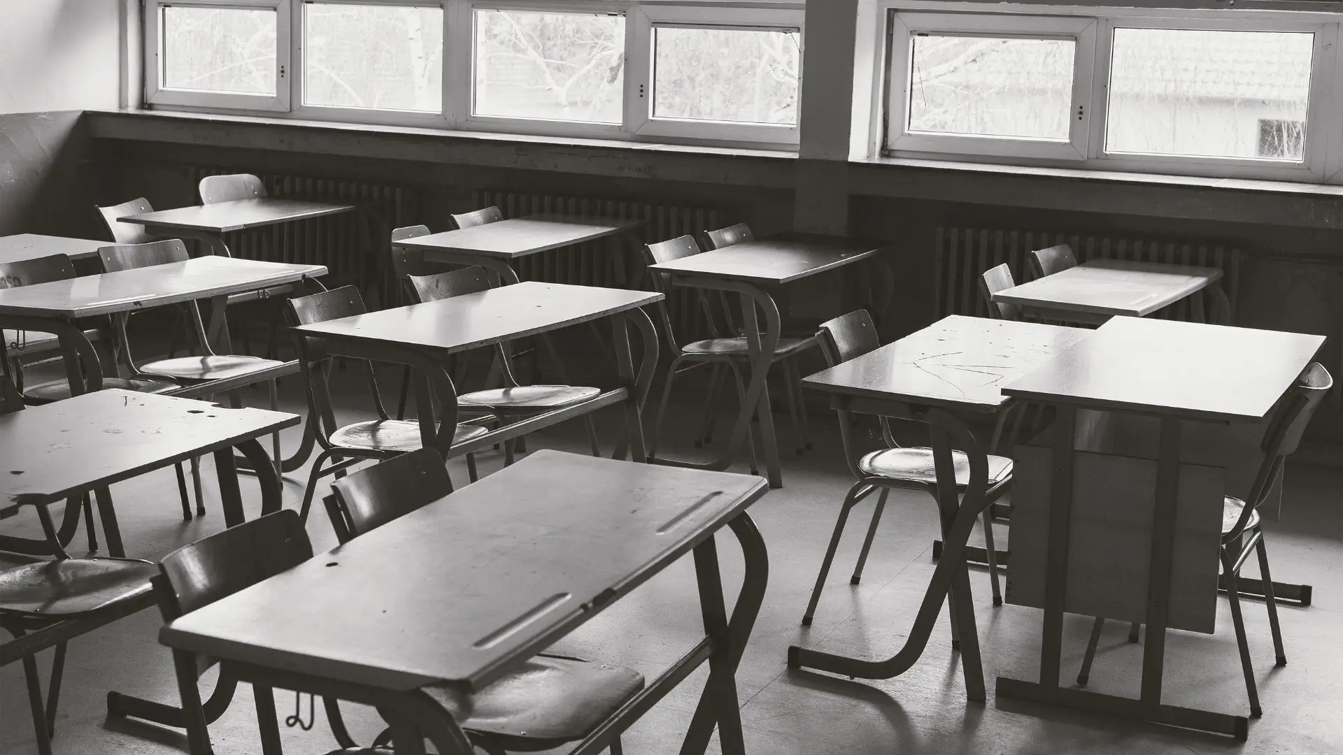 Três alunos alvo de processo disciplinar por vestirem roupas femininas