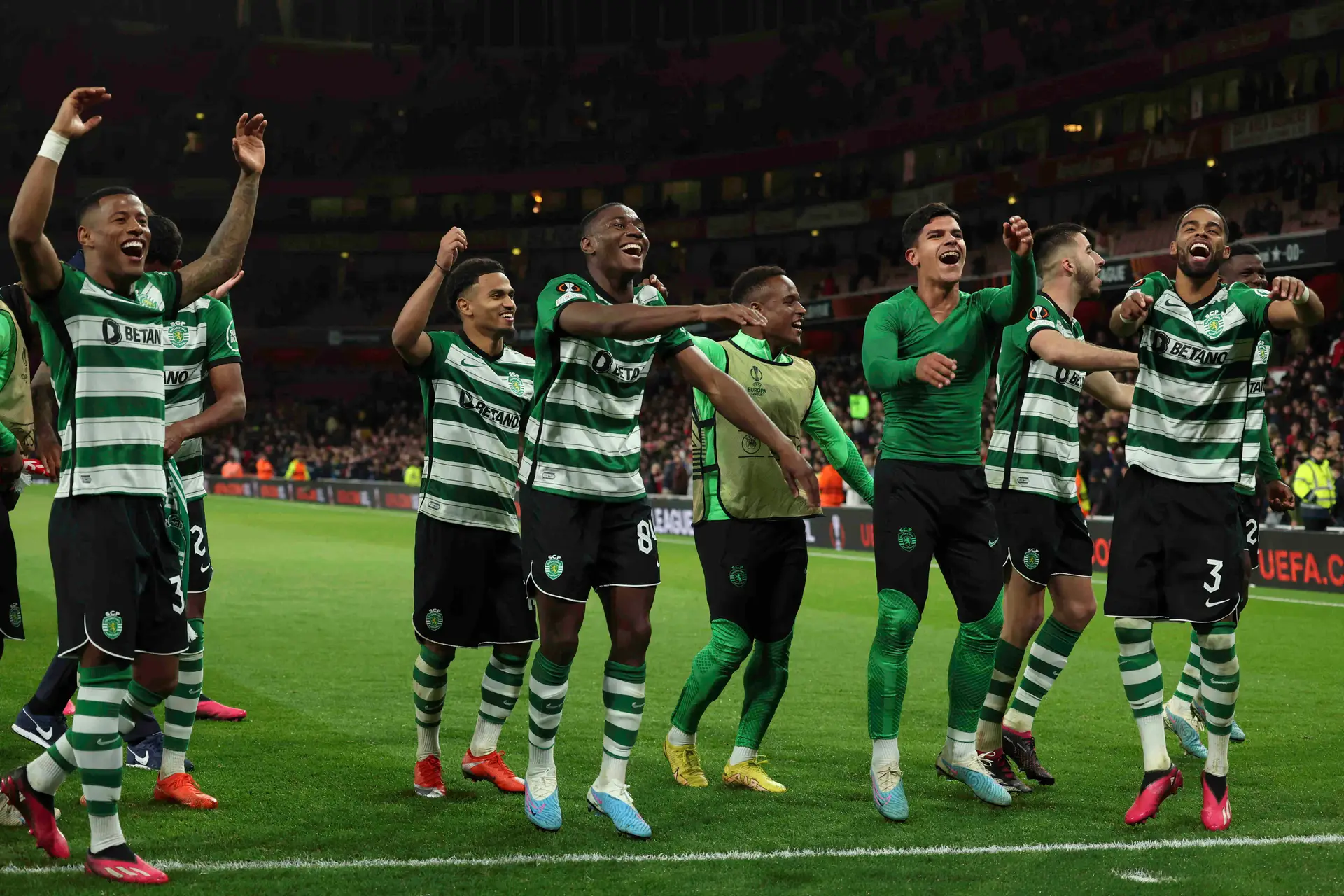 Jogadores do Sporting celebram após eliminarem  Arsenal nas grandes penalidades.