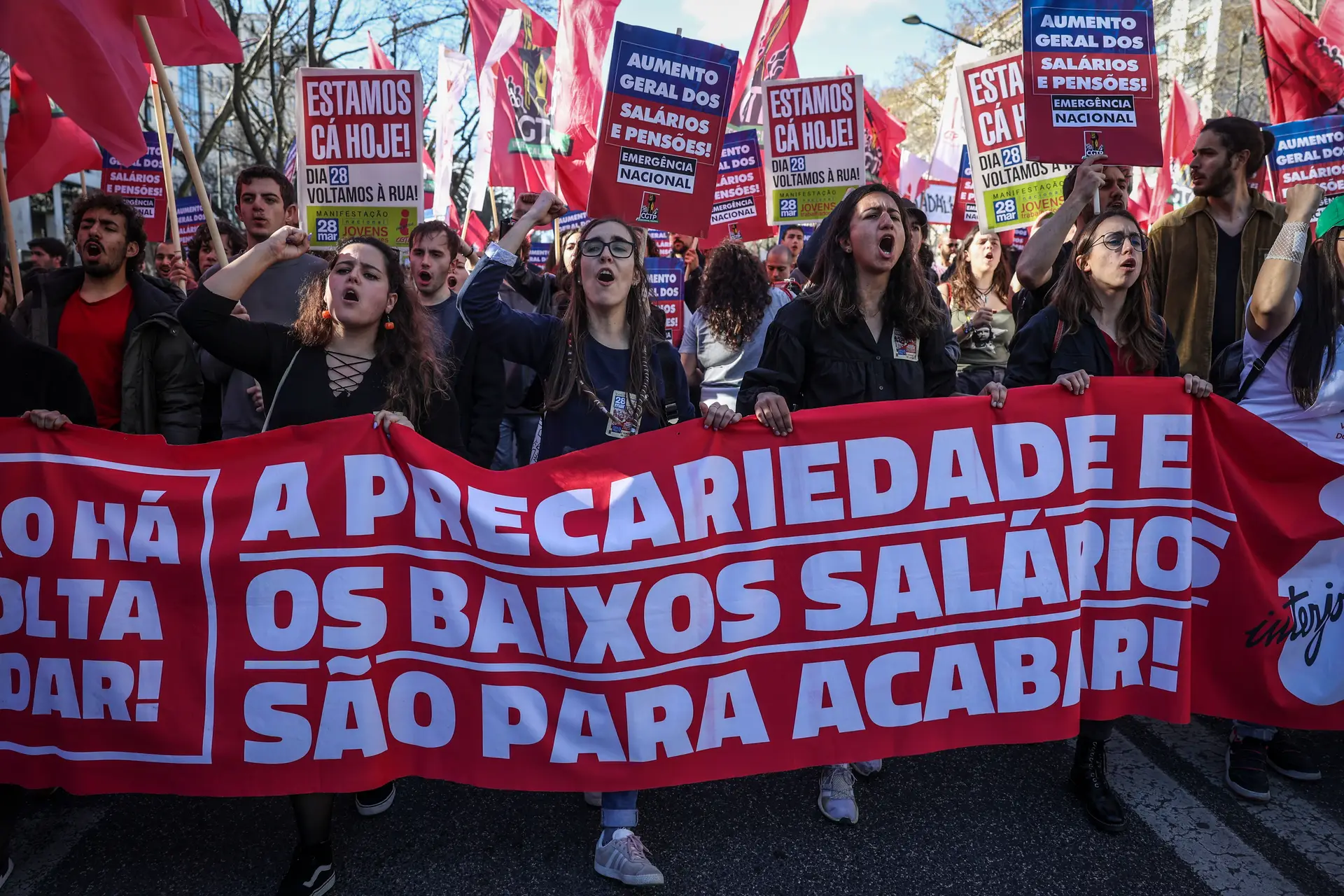 "Costa, escuta: o povo está em luta": imagens da manifestação contra aumento do custo de vida