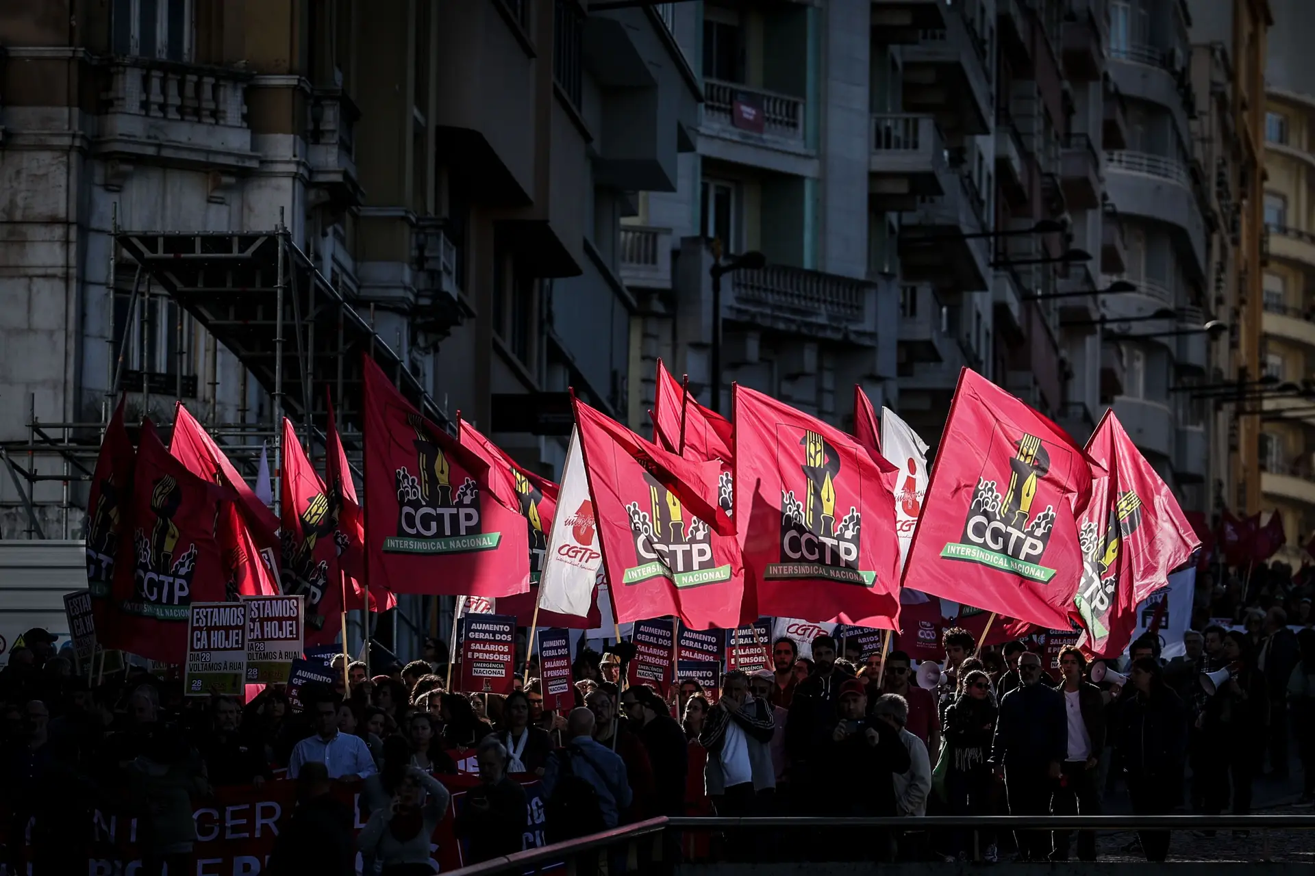 Seis antigos dirigentes da CGTP e da UGT apelam à greve geral